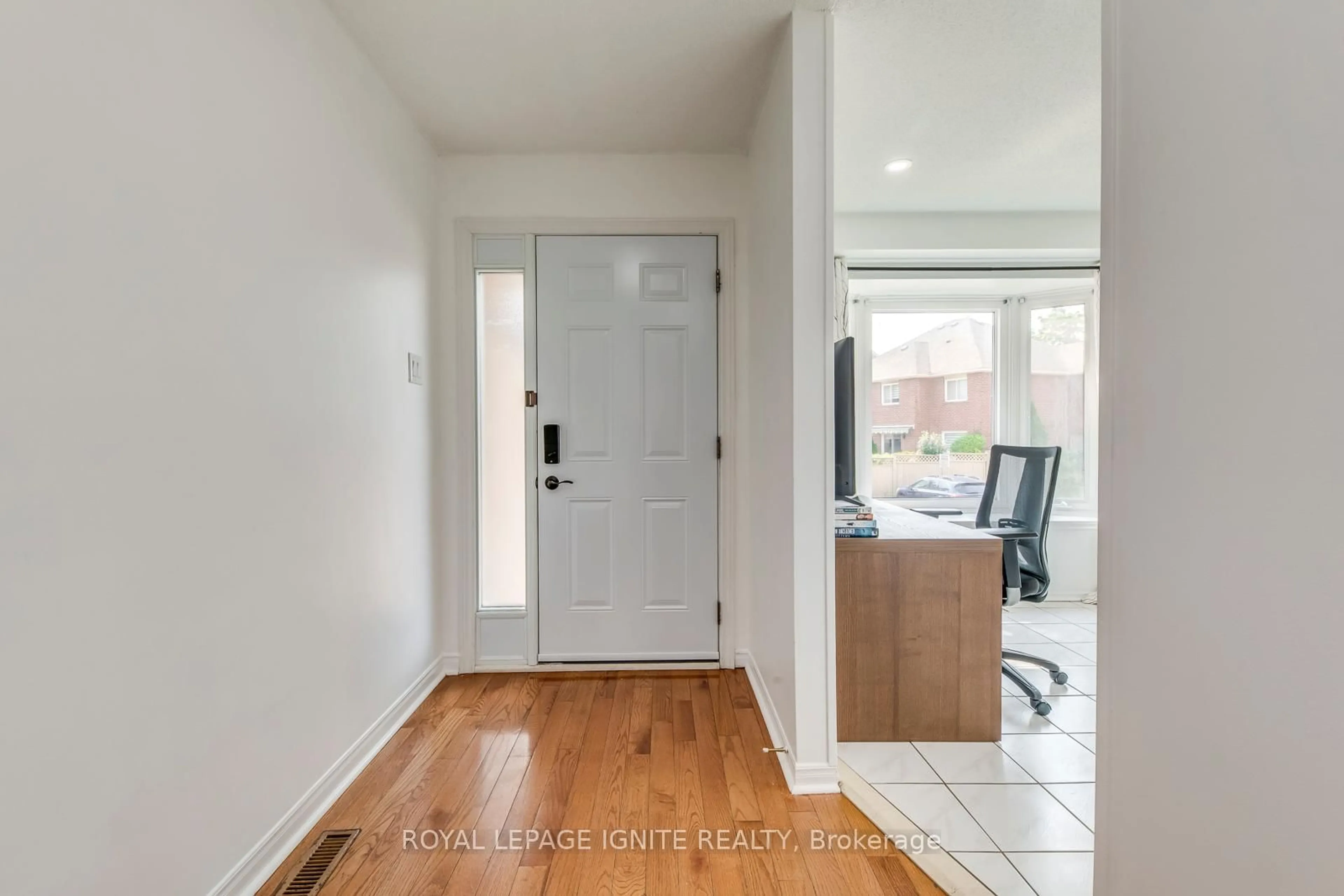 Indoor entryway for 4635 Regents Terr #66, Mississauga Ontario L5R 1W8