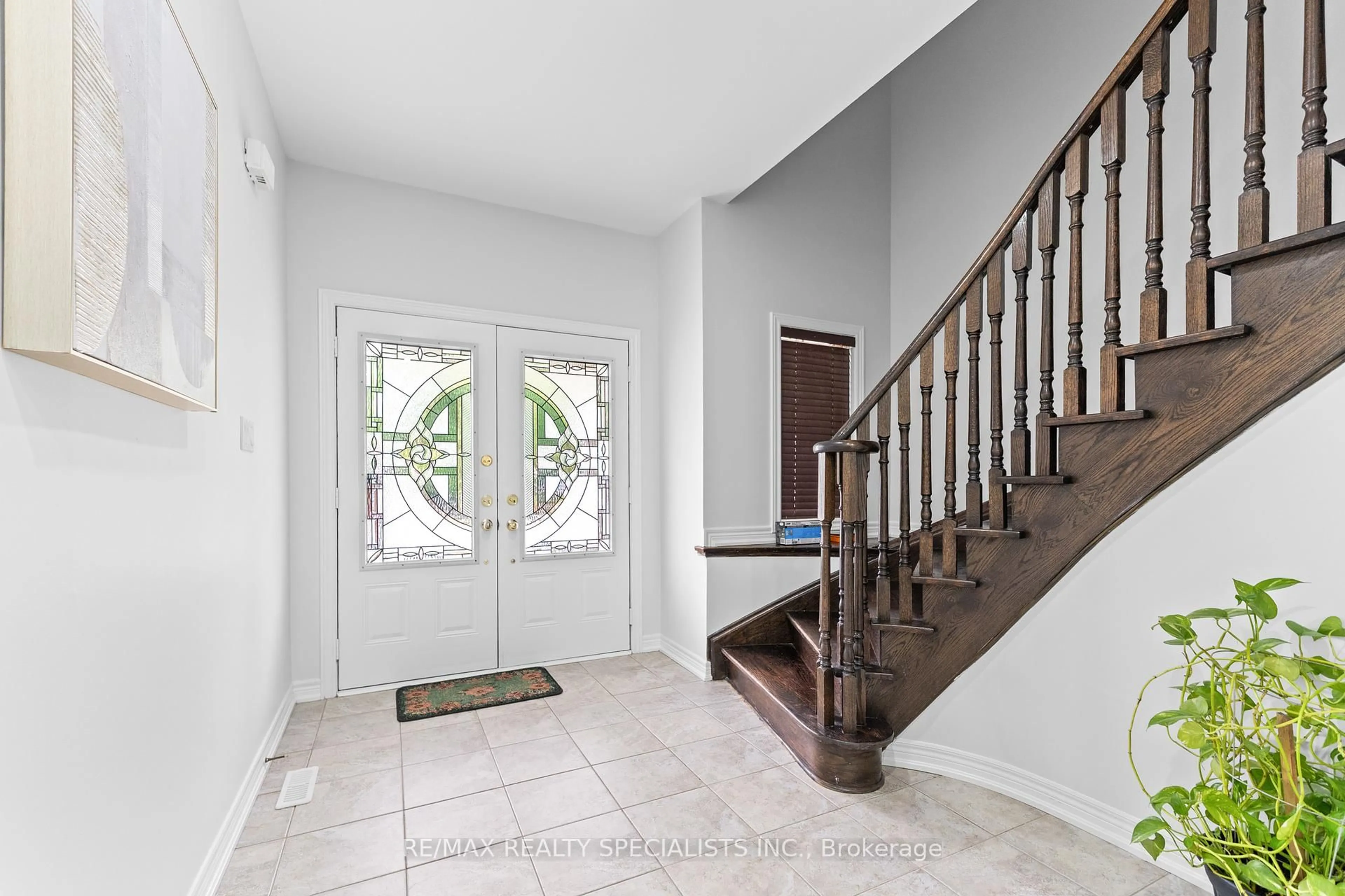 Indoor entryway for 38 Stephanie Ave, Brampton Ontario L6Y 0R8