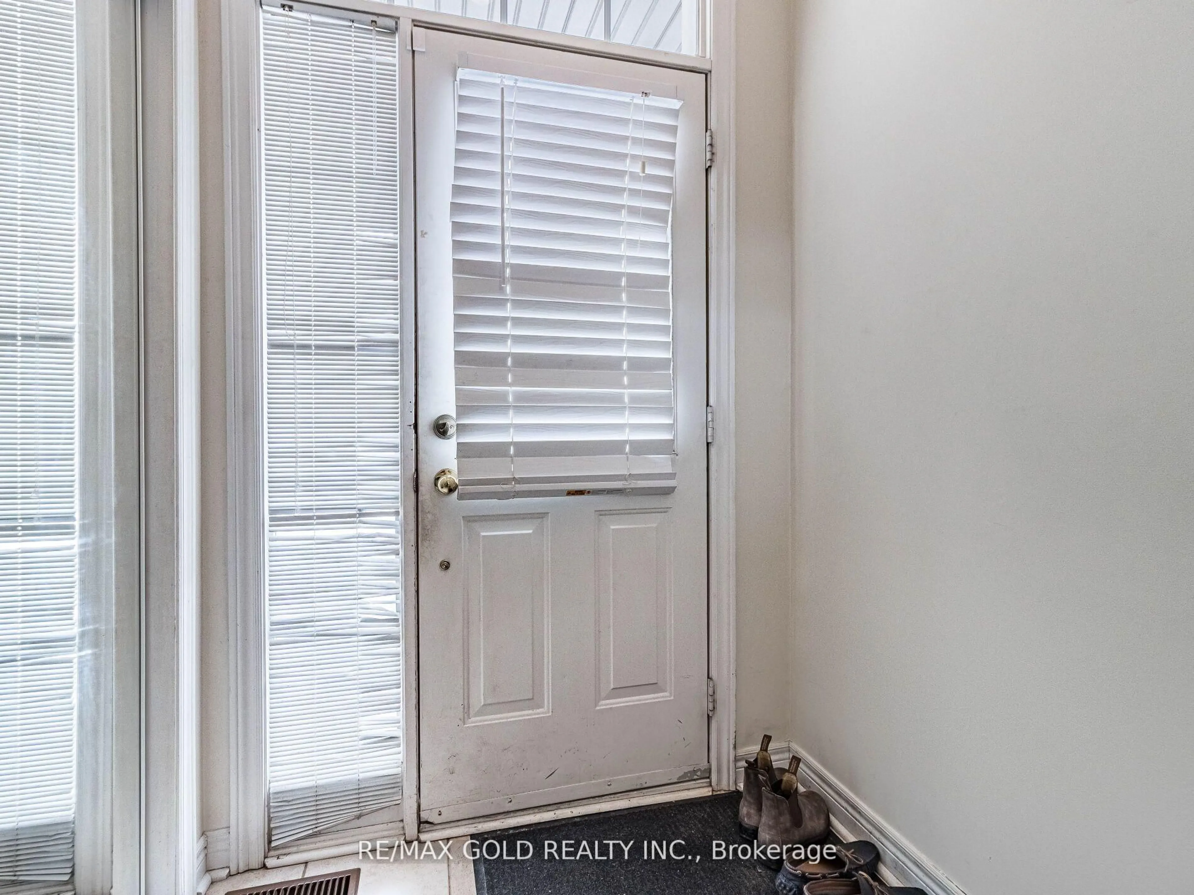 Indoor entryway for 24 Bramoak Cres, Brampton Ontario L7A 1T7