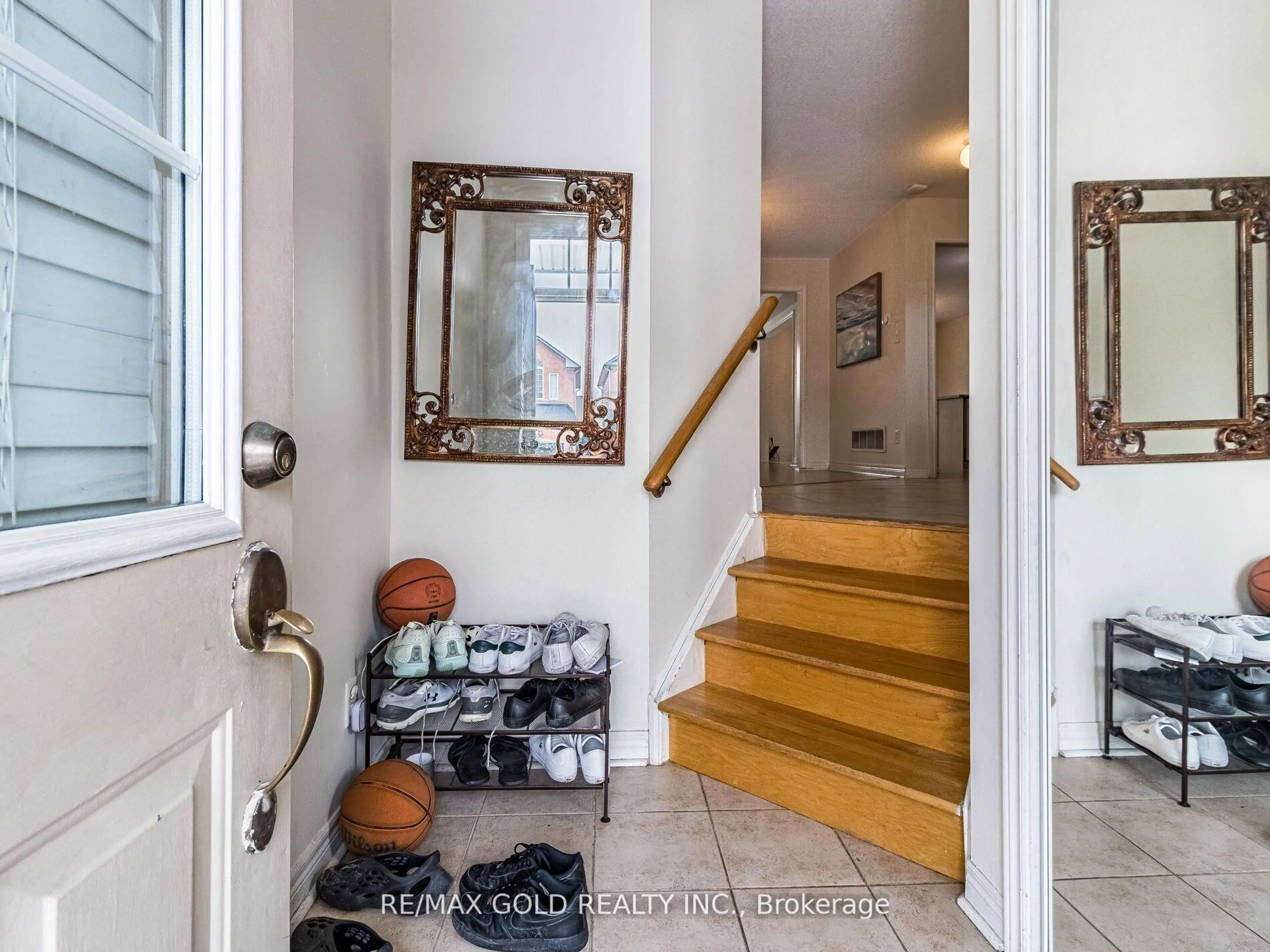 Indoor entryway for 24 Bramoak Cres, Brampton Ontario L7A 1T7