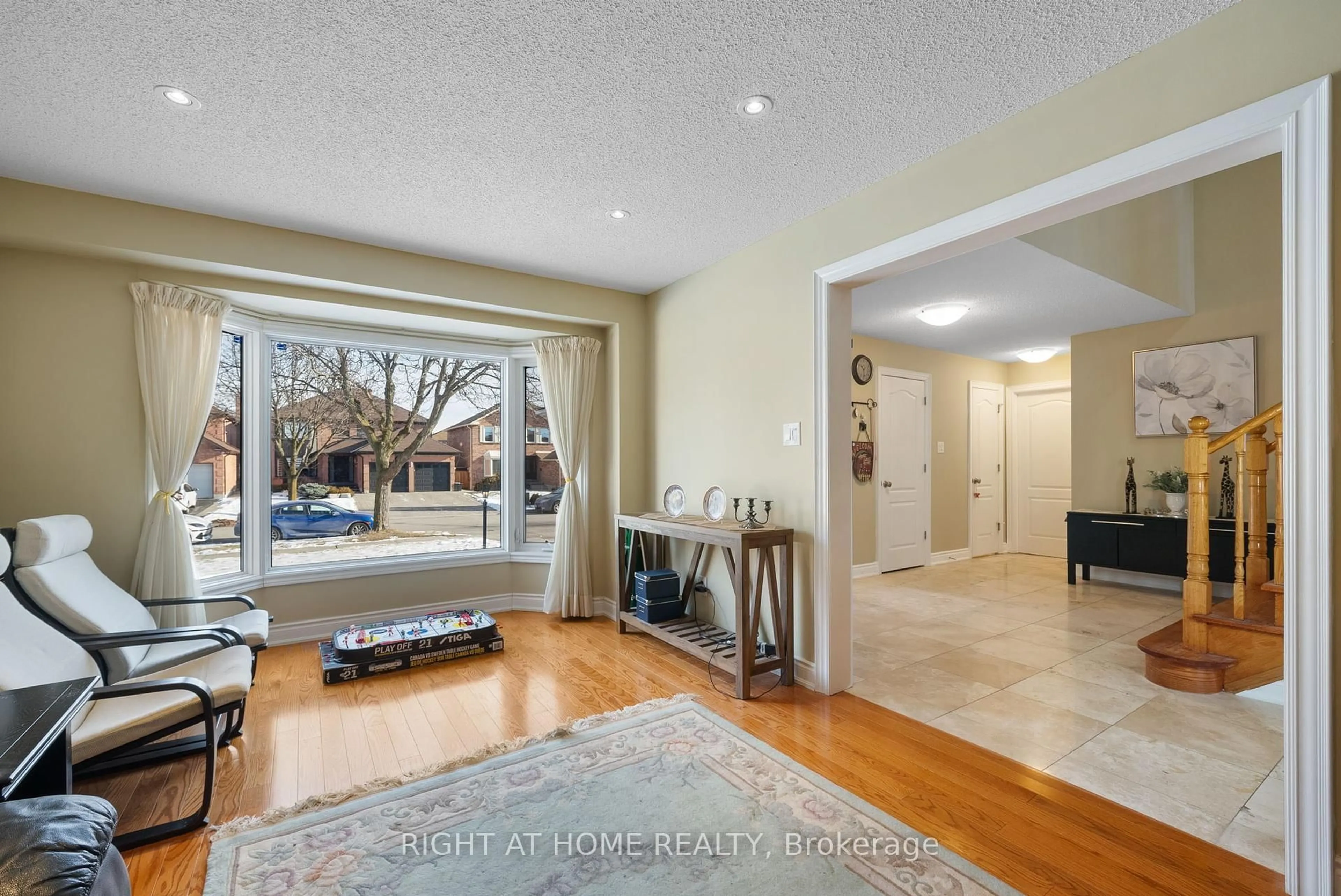Indoor entryway for 5676 Brightpool Cres, Mississauga Ontario L5M 3W3