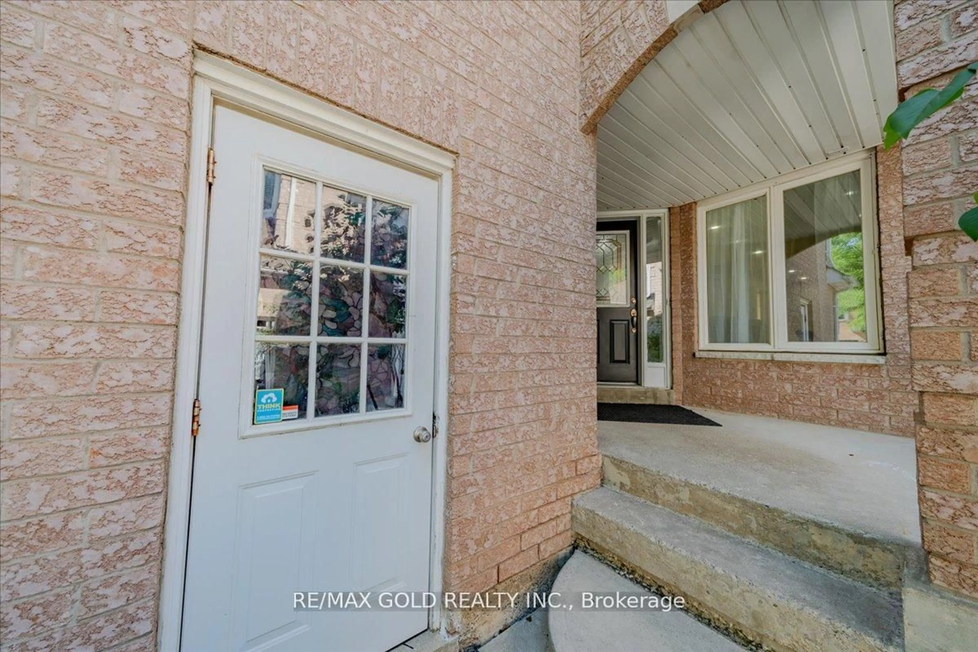 Indoor entryway for 21 Townley Cres, Brampton Ontario L6Z 4S9