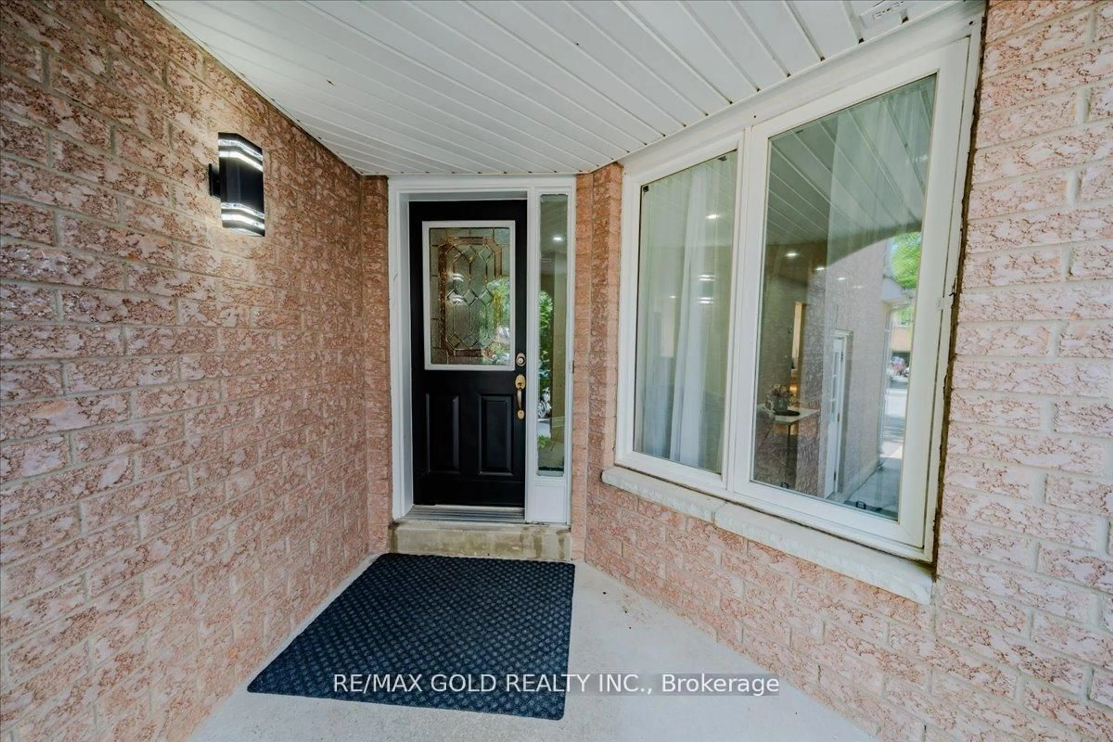 Indoor entryway for 21 Townley Cres, Brampton Ontario L6Z 4S9