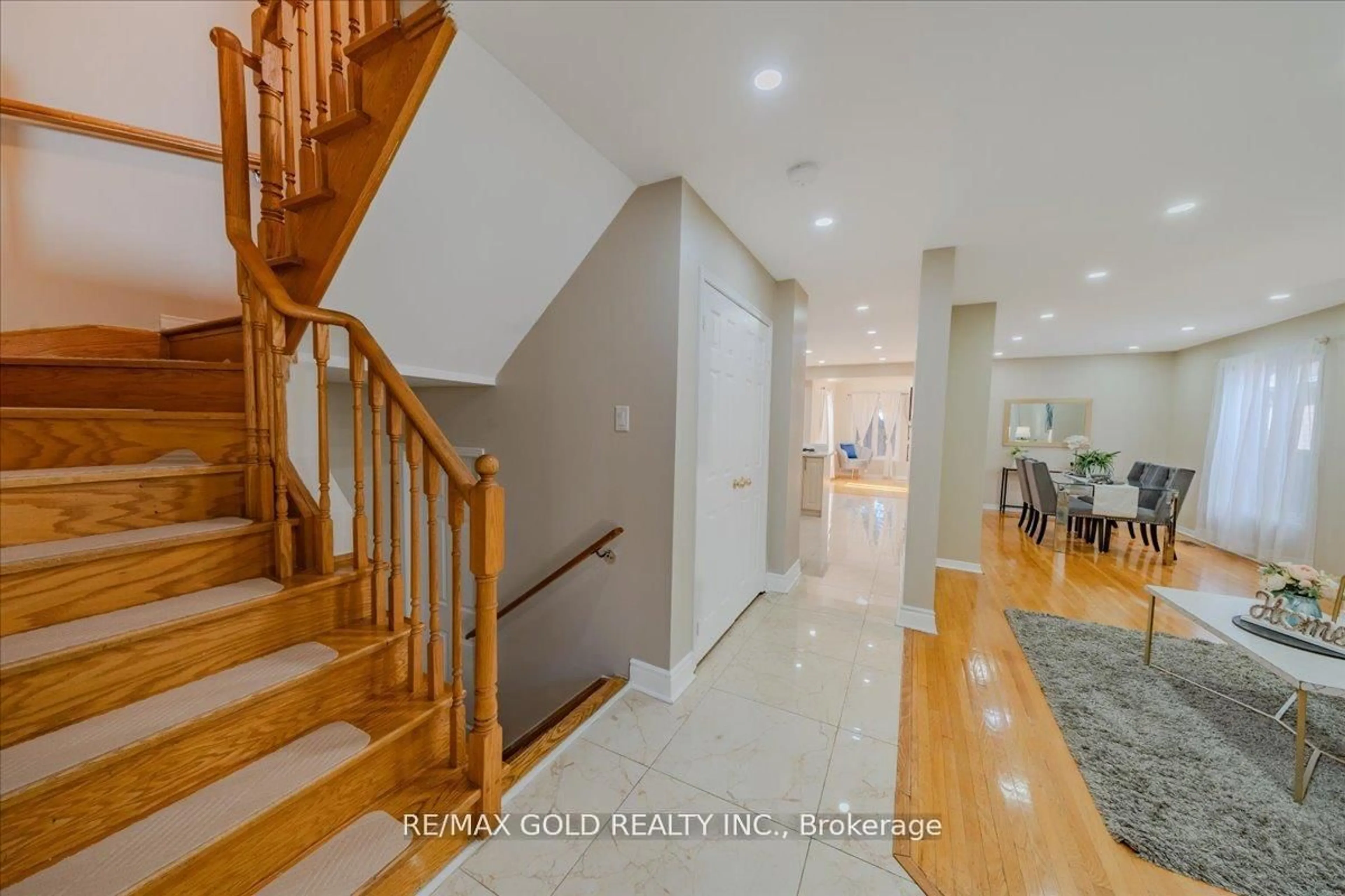 Indoor entryway for 21 Townley Cres, Brampton Ontario L6Z 4S9