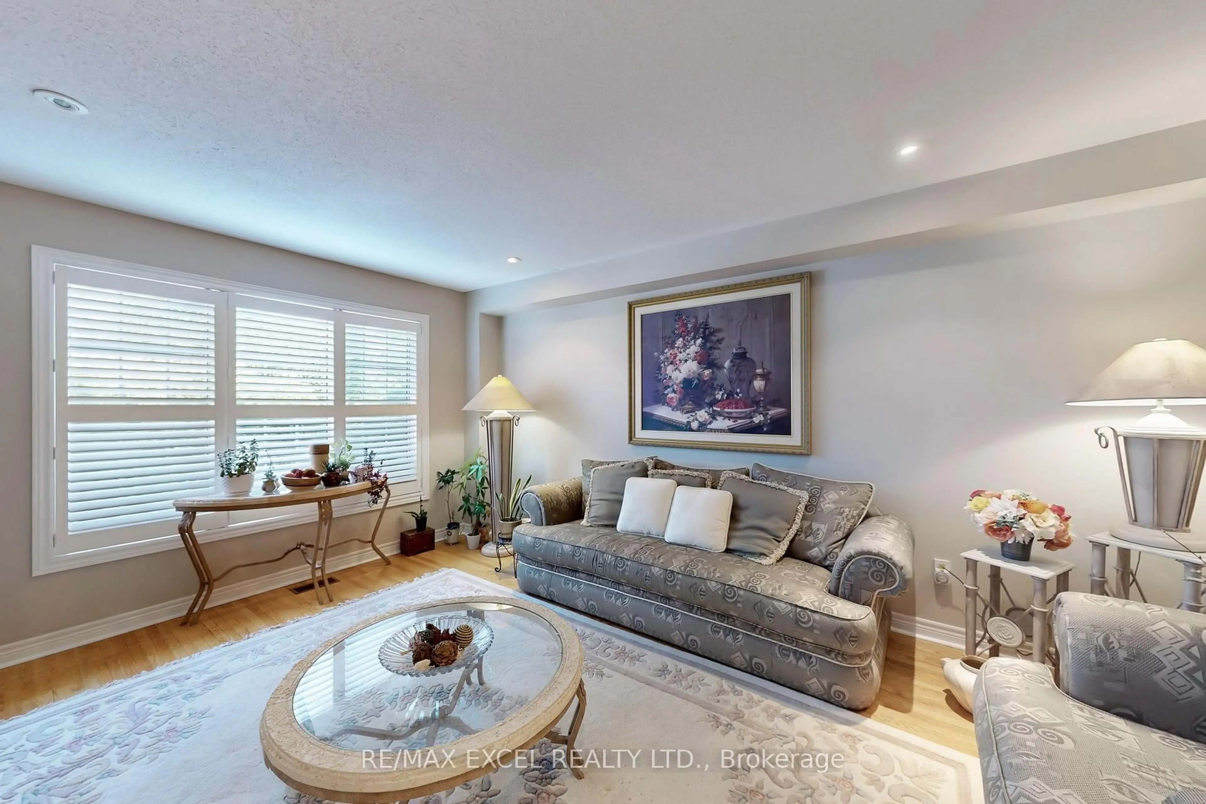 Living room with furniture, wood/laminate floor for 2938 Wisteria Crt, Mississauga Ontario L5M 5V5