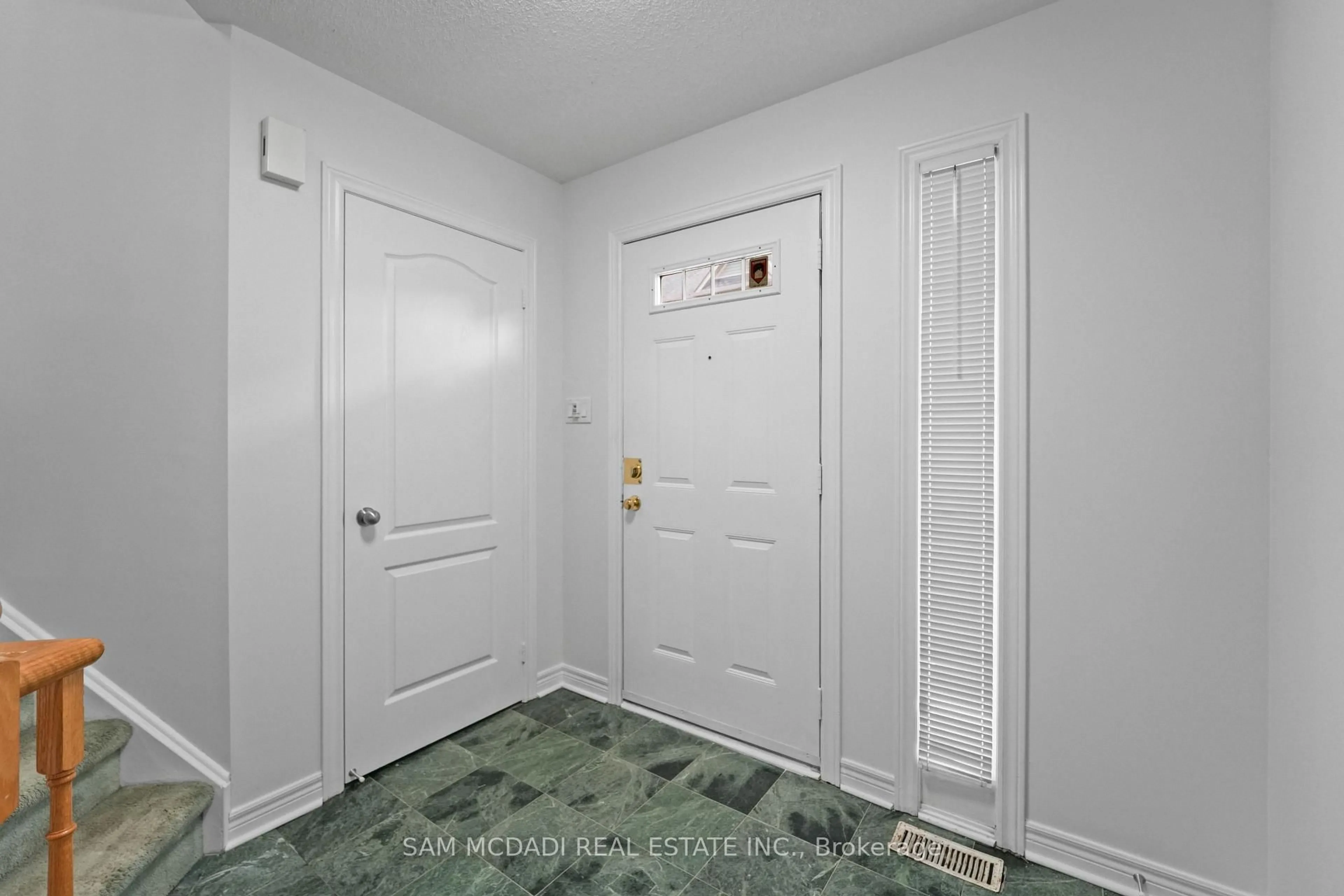 Indoor entryway for 5031 East Mill Rd #5, Mississauga Ontario L5V 2M5