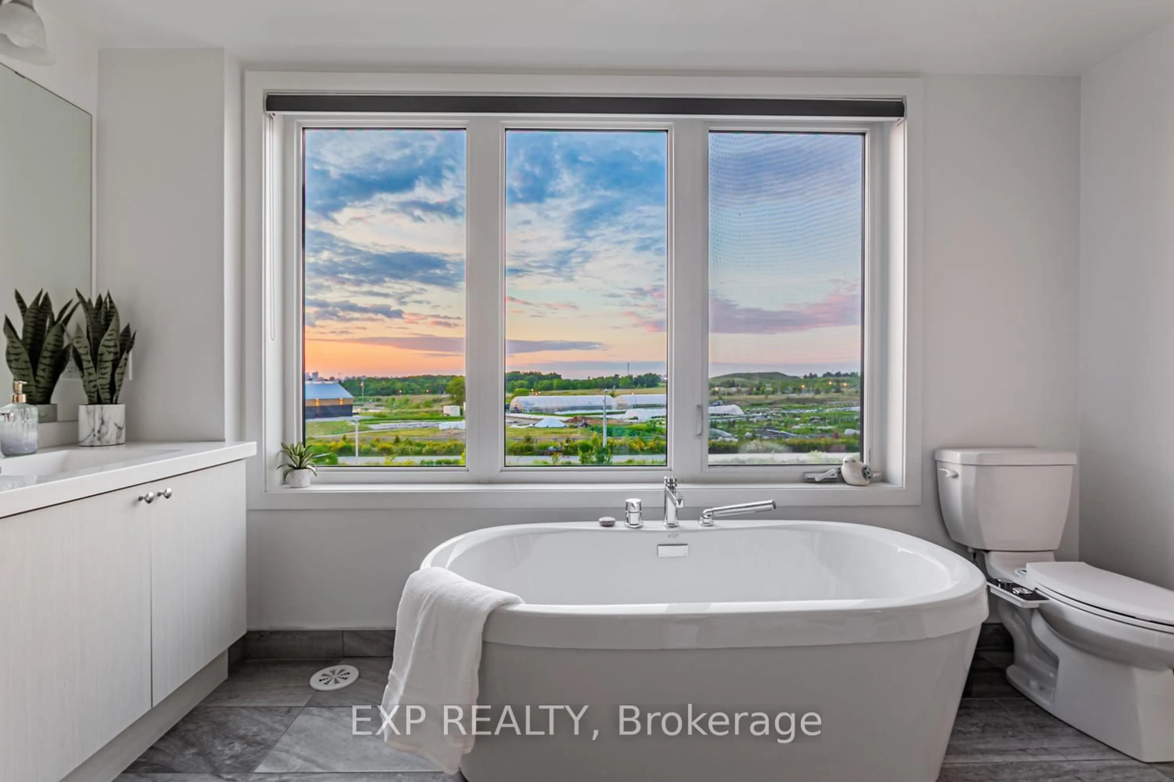 Contemporary bathroom, ceramic/tile floor for 161 DOWNSVIEW PARK Blvd, Toronto Ontario M3K 0C8