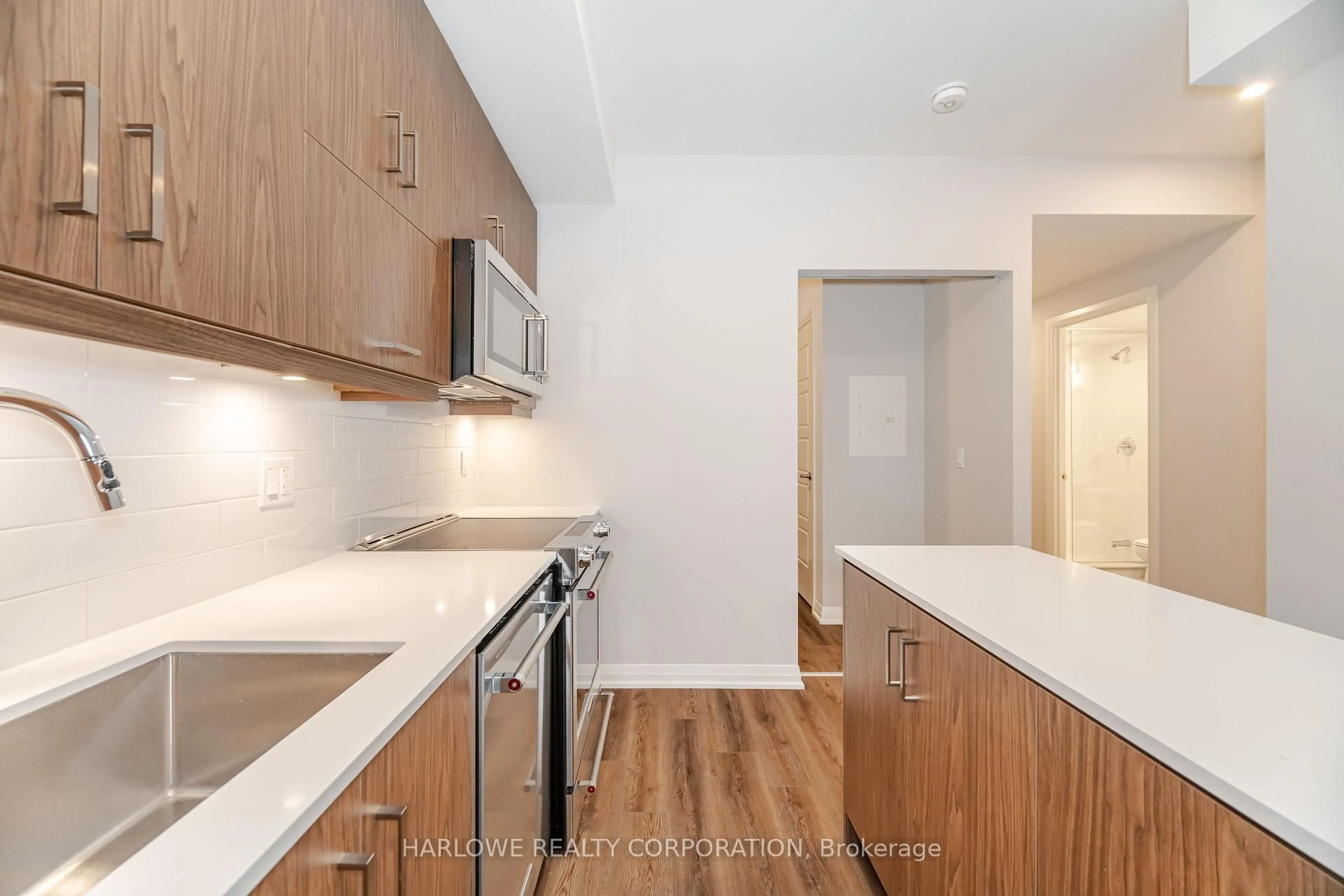 Standard kitchen, unknown for 3006 William Cutmore Blvd #204, Oakville Ontario L6H 8A4