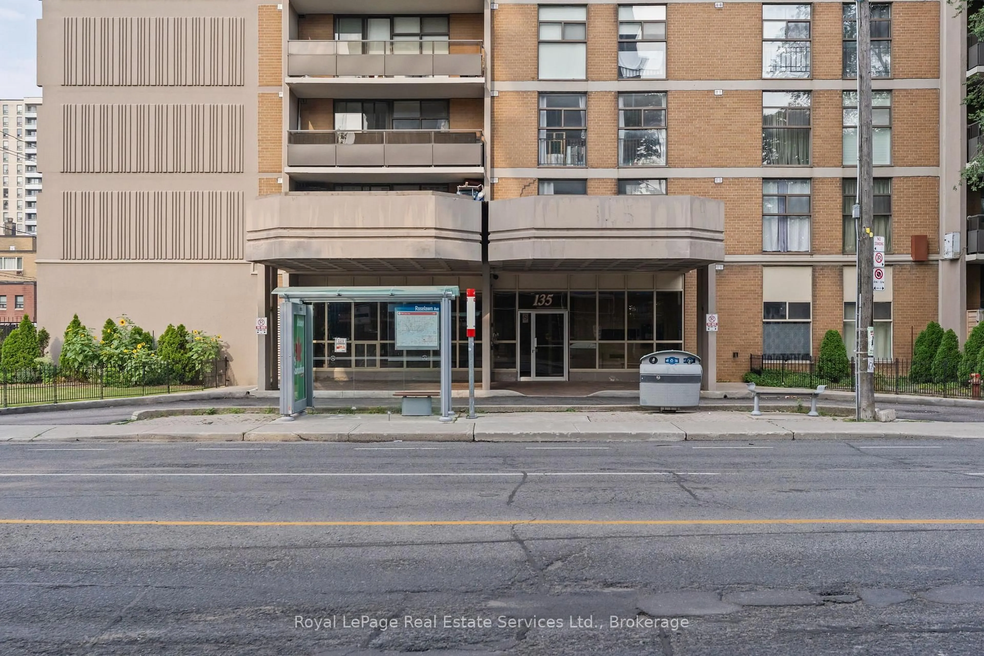 Indoor foyer for 135 Marlee Ave #1202, Toronto Ontario M6B 4C6