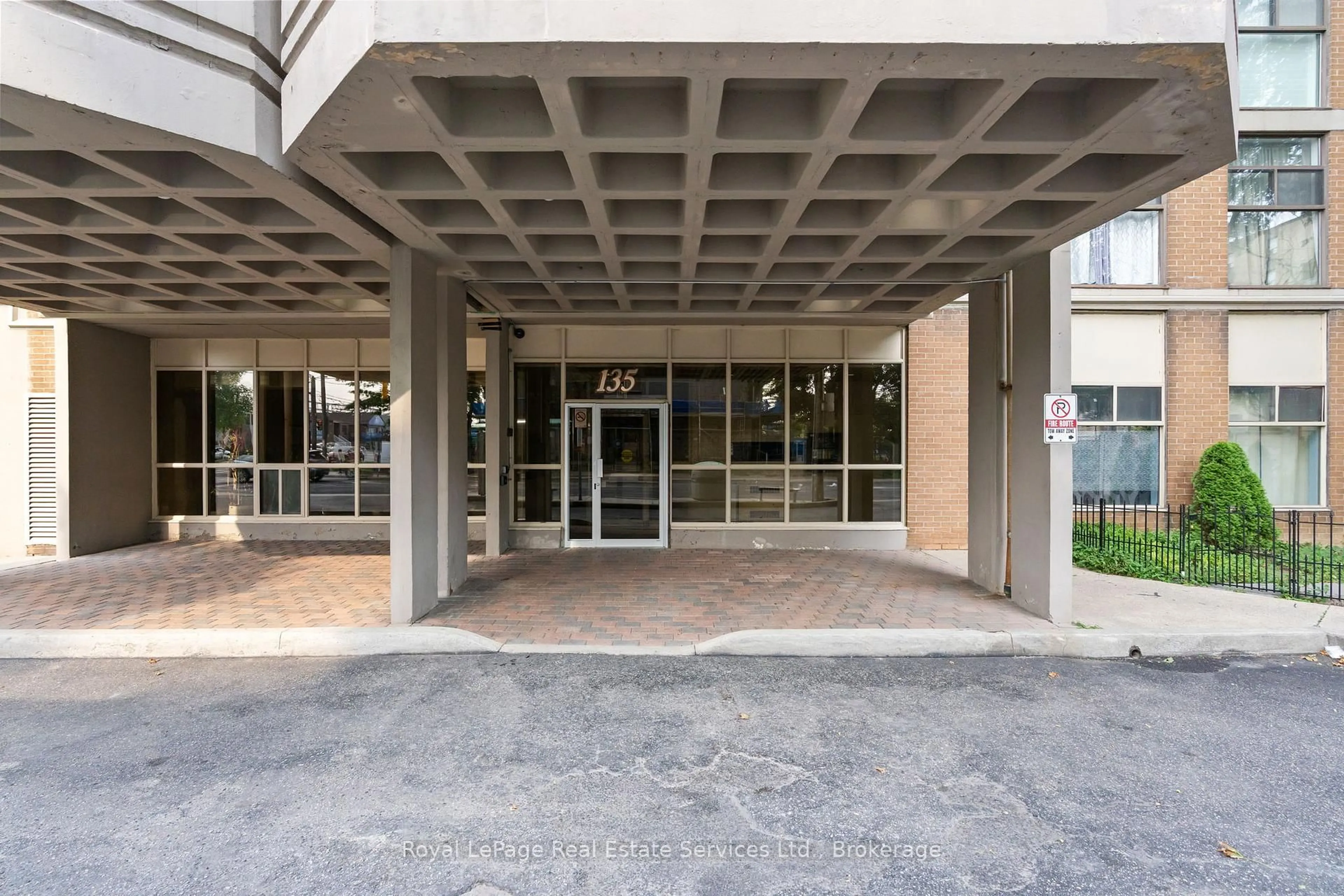 Indoor foyer for 135 Marlee Ave #1202, Toronto Ontario M6B 4C6