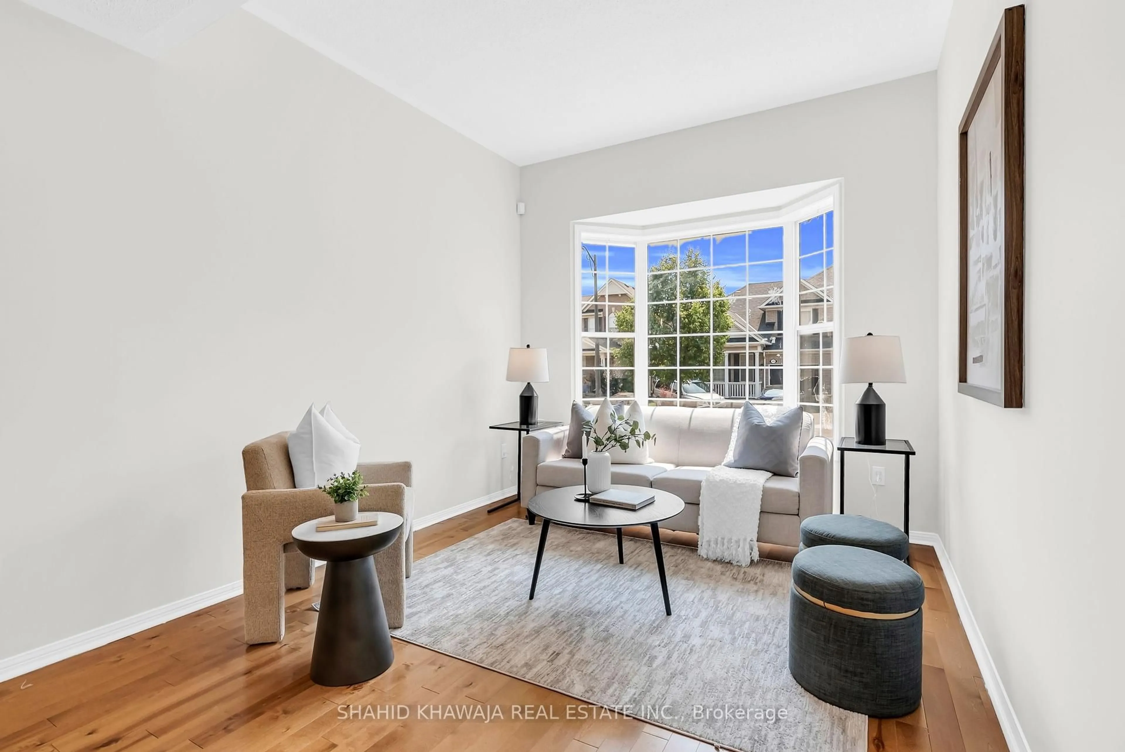 Living room with furniture, unknown for 492 Collis Crt, Milton Ontario L9T 5M7