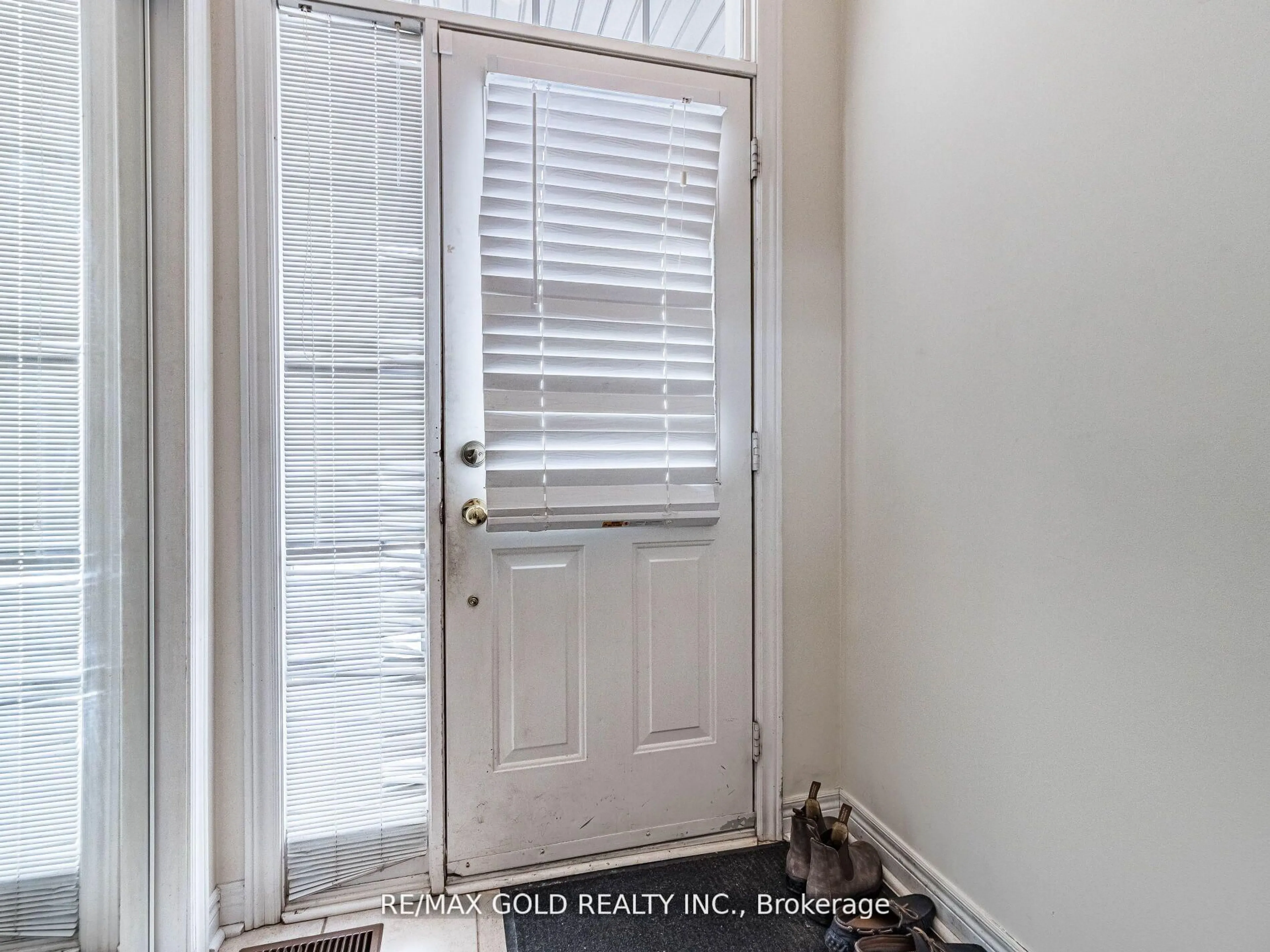 Indoor entryway for 78 Candy Cres, Brampton Ontario L6X 3Z9