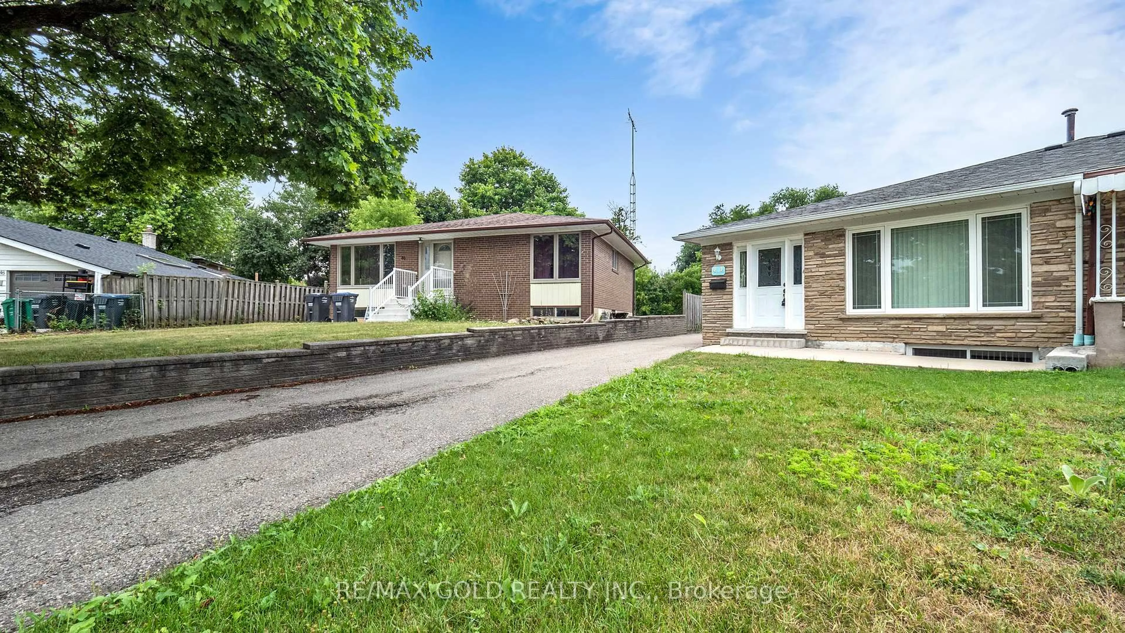 A pic from outside/outdoor area/front of a property/back of a property/a pic from drone, street for 44 Chatsworth Dr, Brampton Ontario L6X 2L9