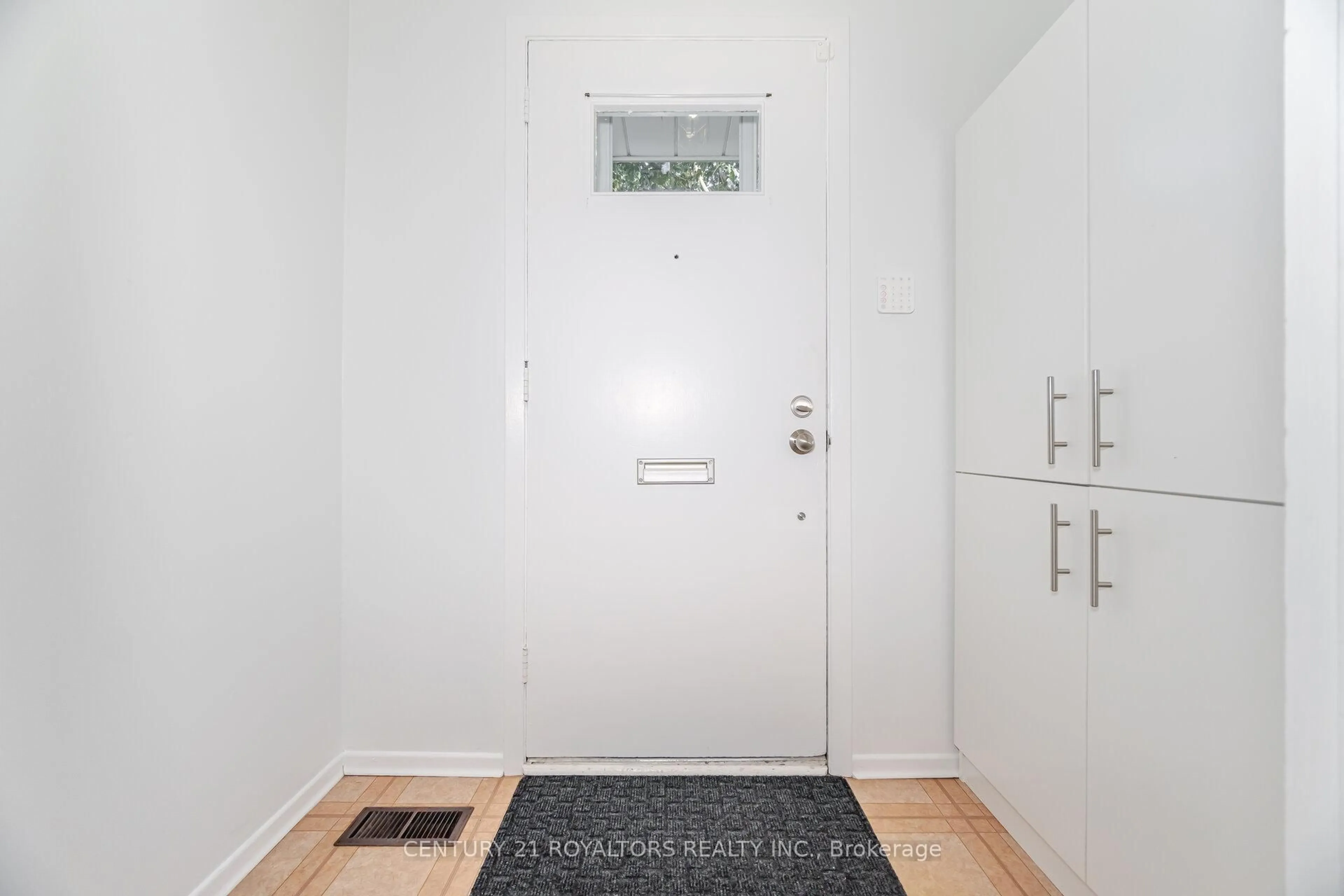 Indoor entryway for 32 Farmington Dr, Brampton Ontario L6W 2V2