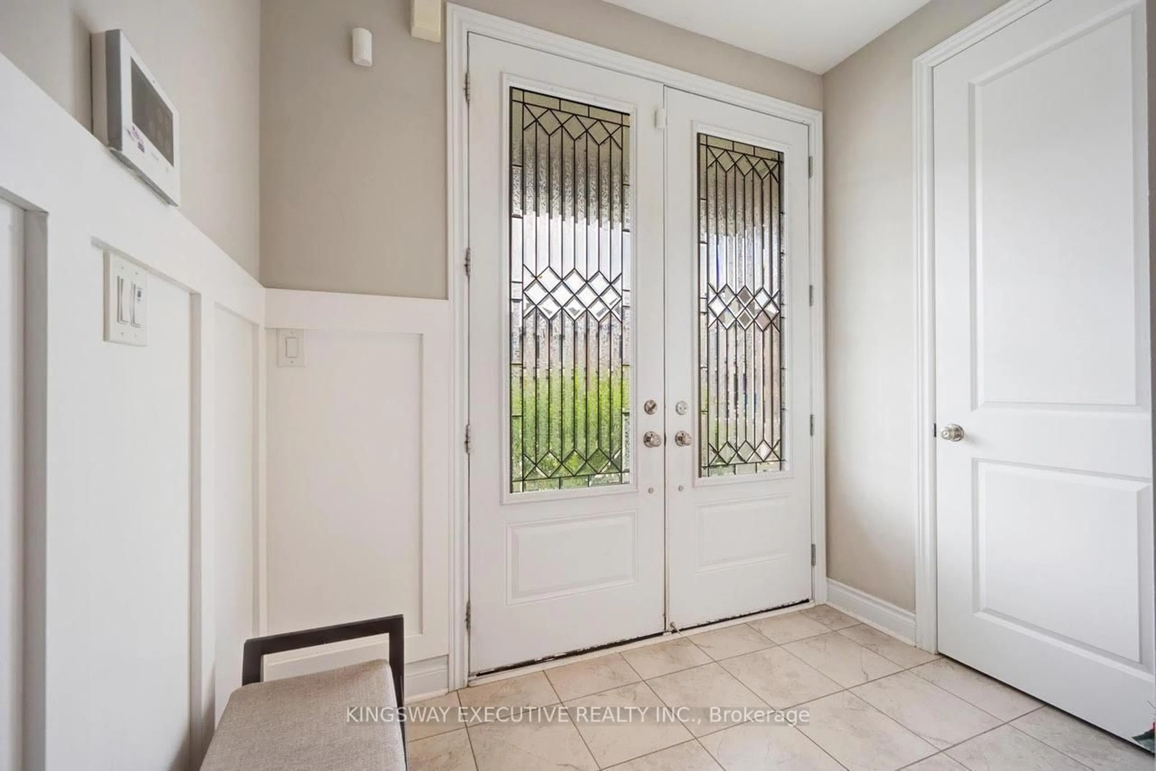 Indoor entryway for 33 ASH HILL Ave, Caledon Ontario L7C 4E8