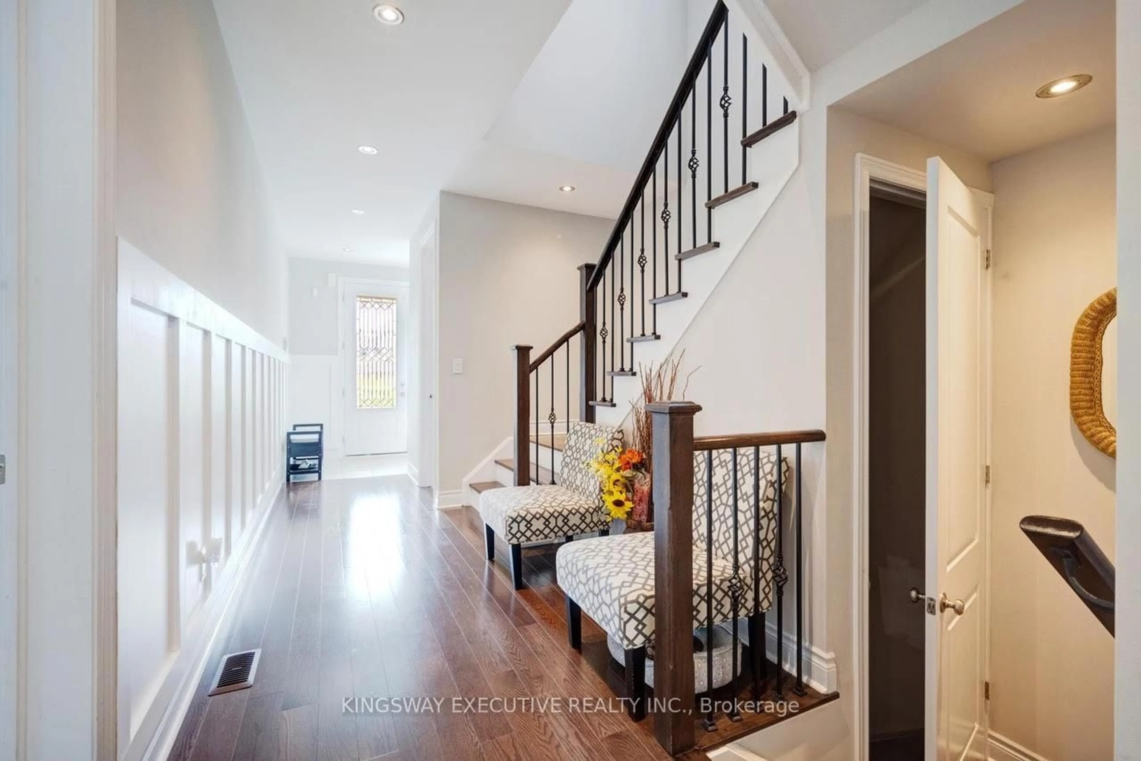 Indoor entryway for 33 ASH HILL Ave, Caledon Ontario L7C 4E8