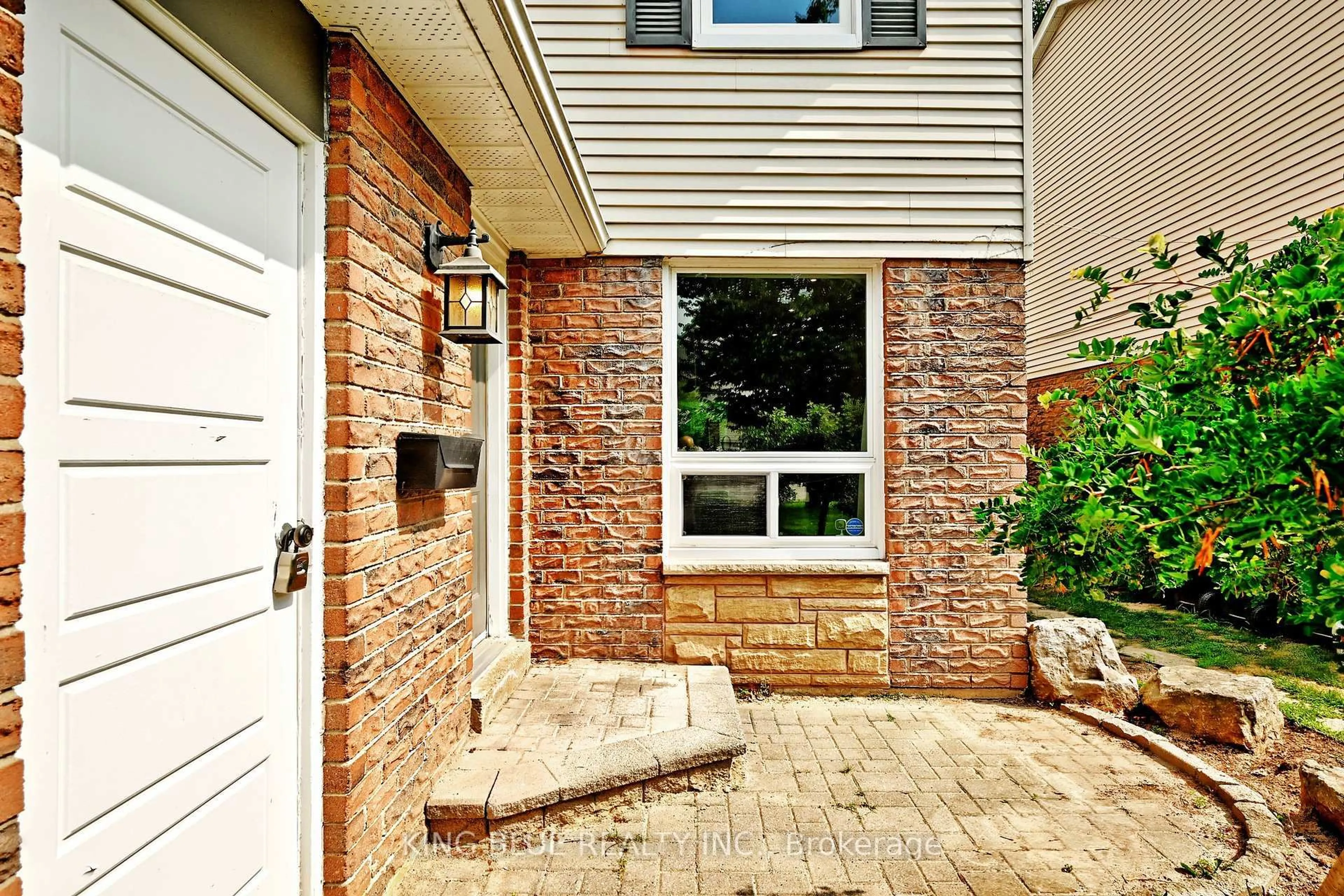 Home with brick exterior material, street for 1047 Raintree Lane, Mississauga Ontario L5H 4A1