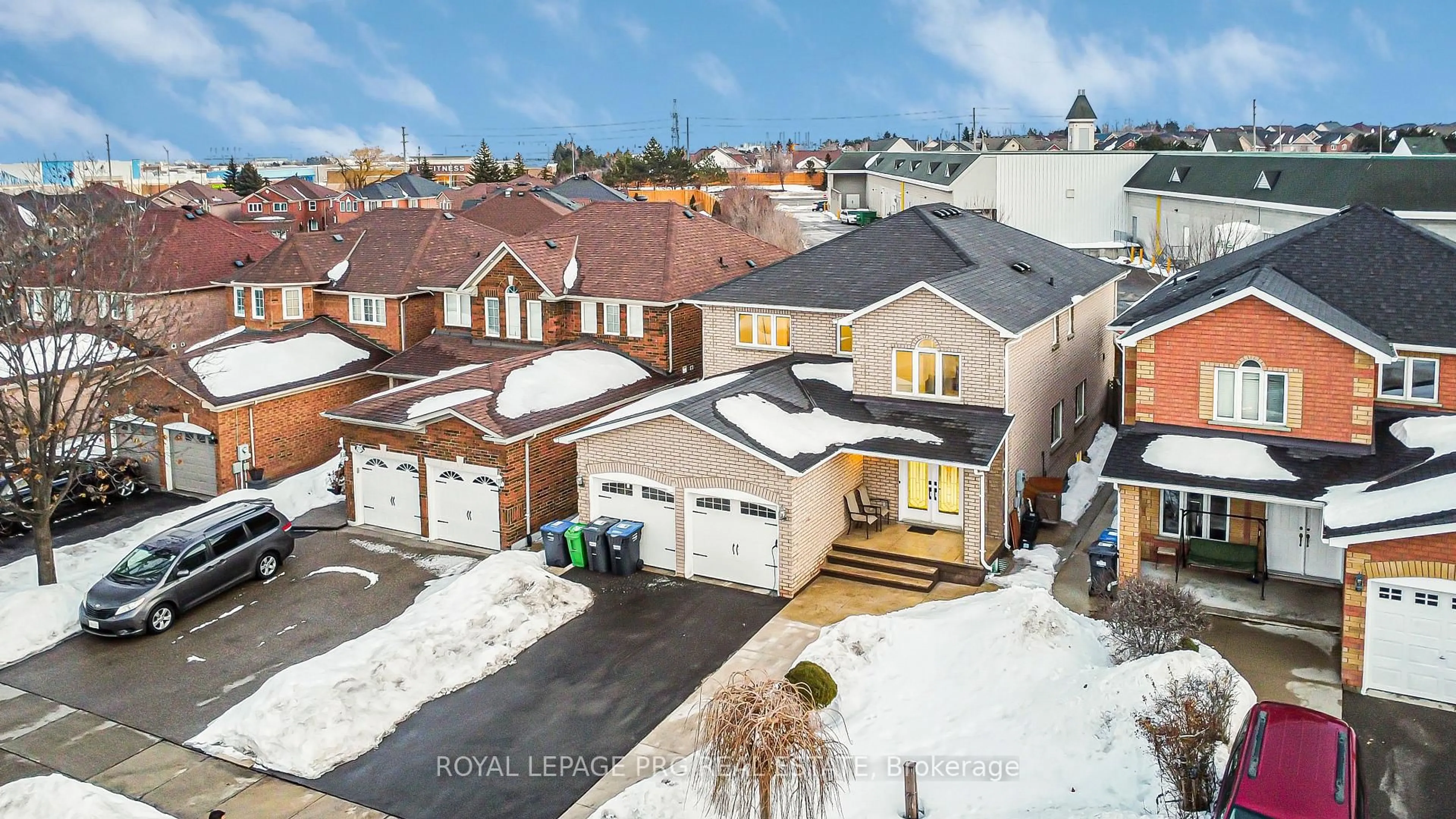 A pic from outside/outdoor area/front of a property/back of a property/a pic from drone, street for 226 Mountainberry Rd, Brampton Ontario L6R 1W3