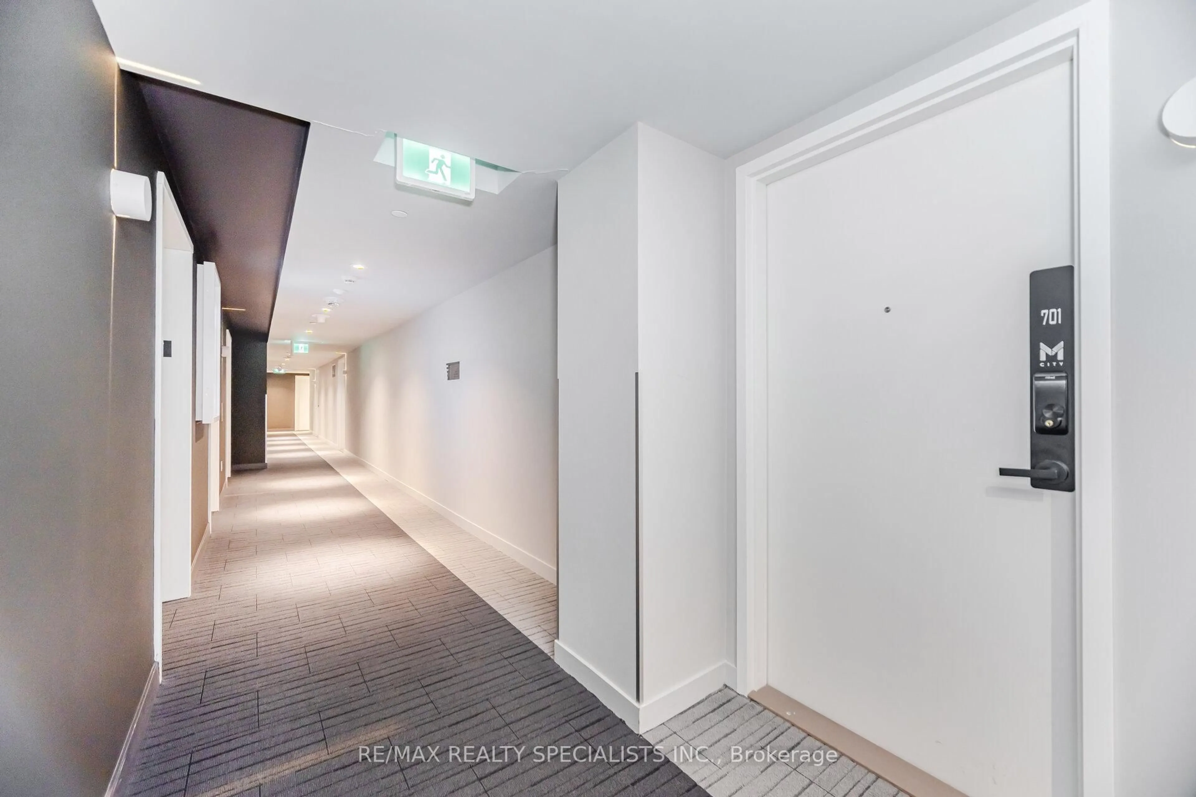 Indoor foyer for 3900 Confederation Pkwy #701, Mississauga Ontario L5B 0M3