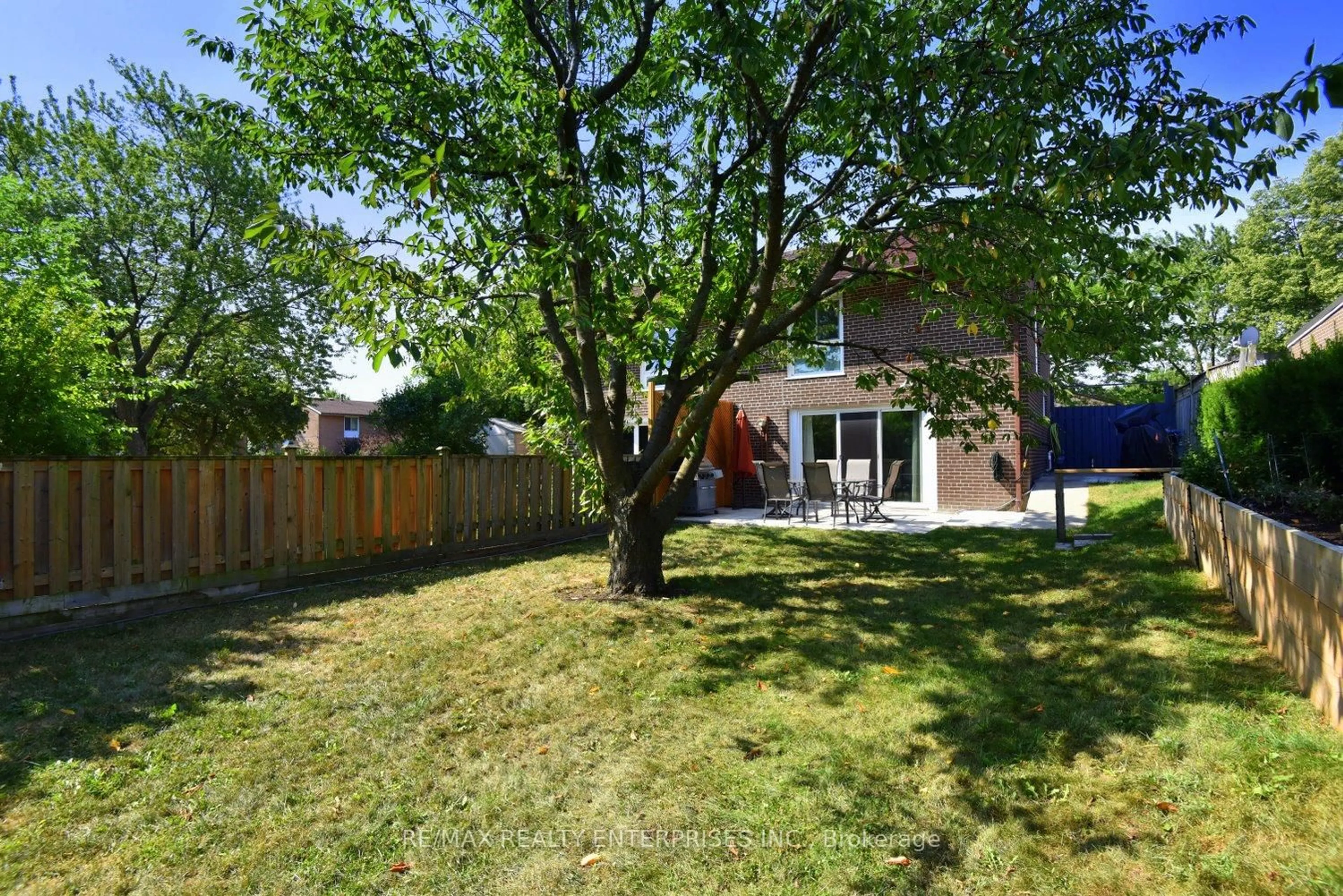 A pic from outside/outdoor area/front of a property/back of a property/a pic from drone, street for 1365 Seaview Dr, Mississauga Ontario L5J 1X4