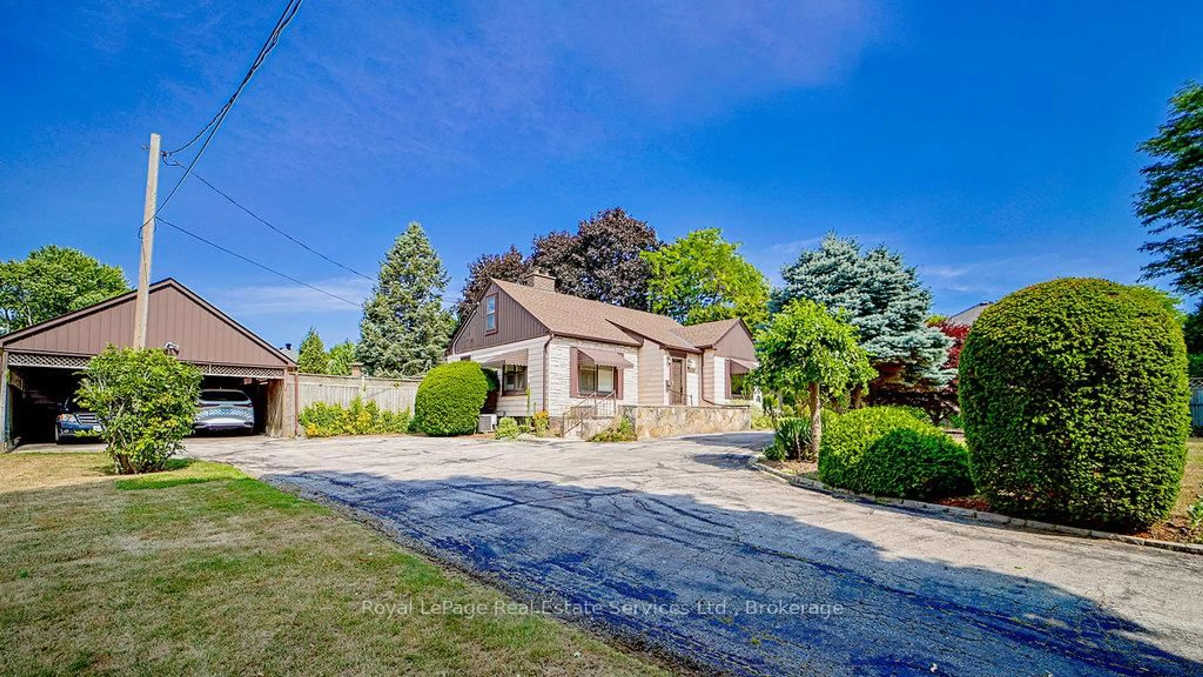 A pic from outside/outdoor area/front of a property/back of a property/a pic from drone, street for 3039 Lakeshore Rd, Oakville Ontario L6L 1J1