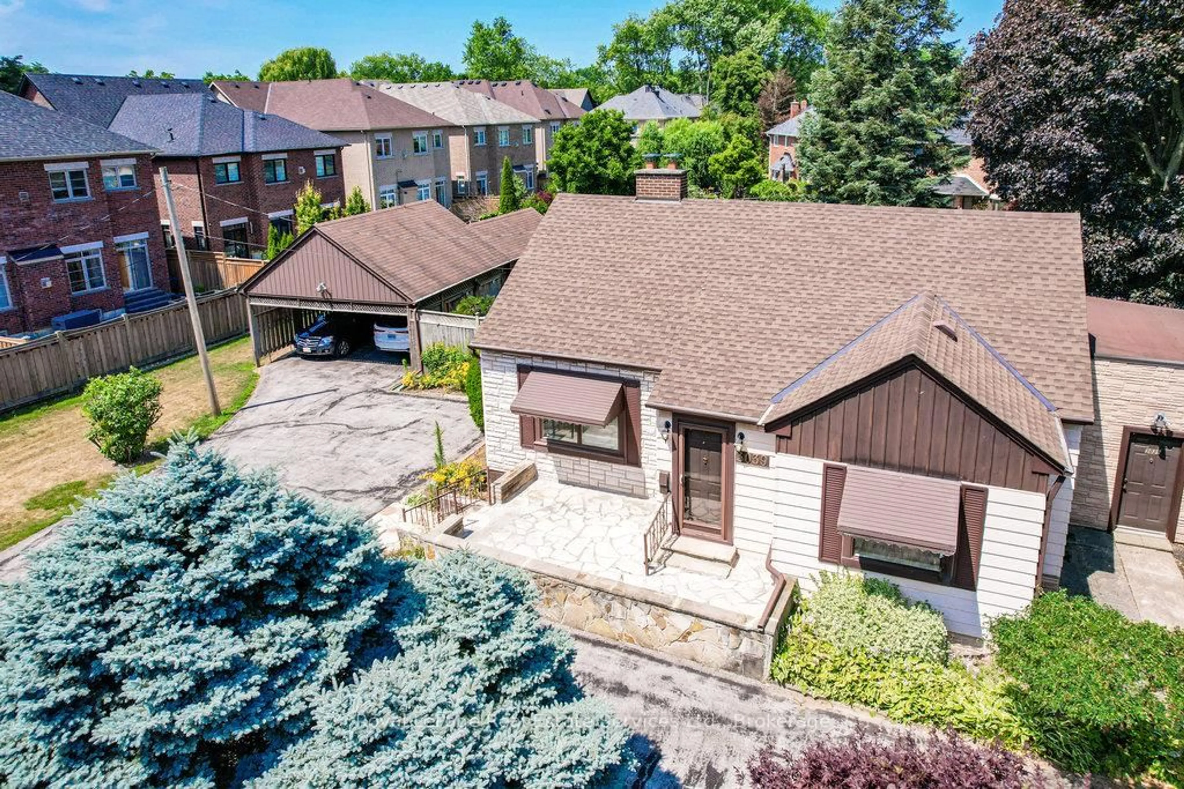 A pic from outside/outdoor area/front of a property/back of a property/a pic from drone, street for 3039 Lakeshore Rd, Oakville Ontario L6L 1J1