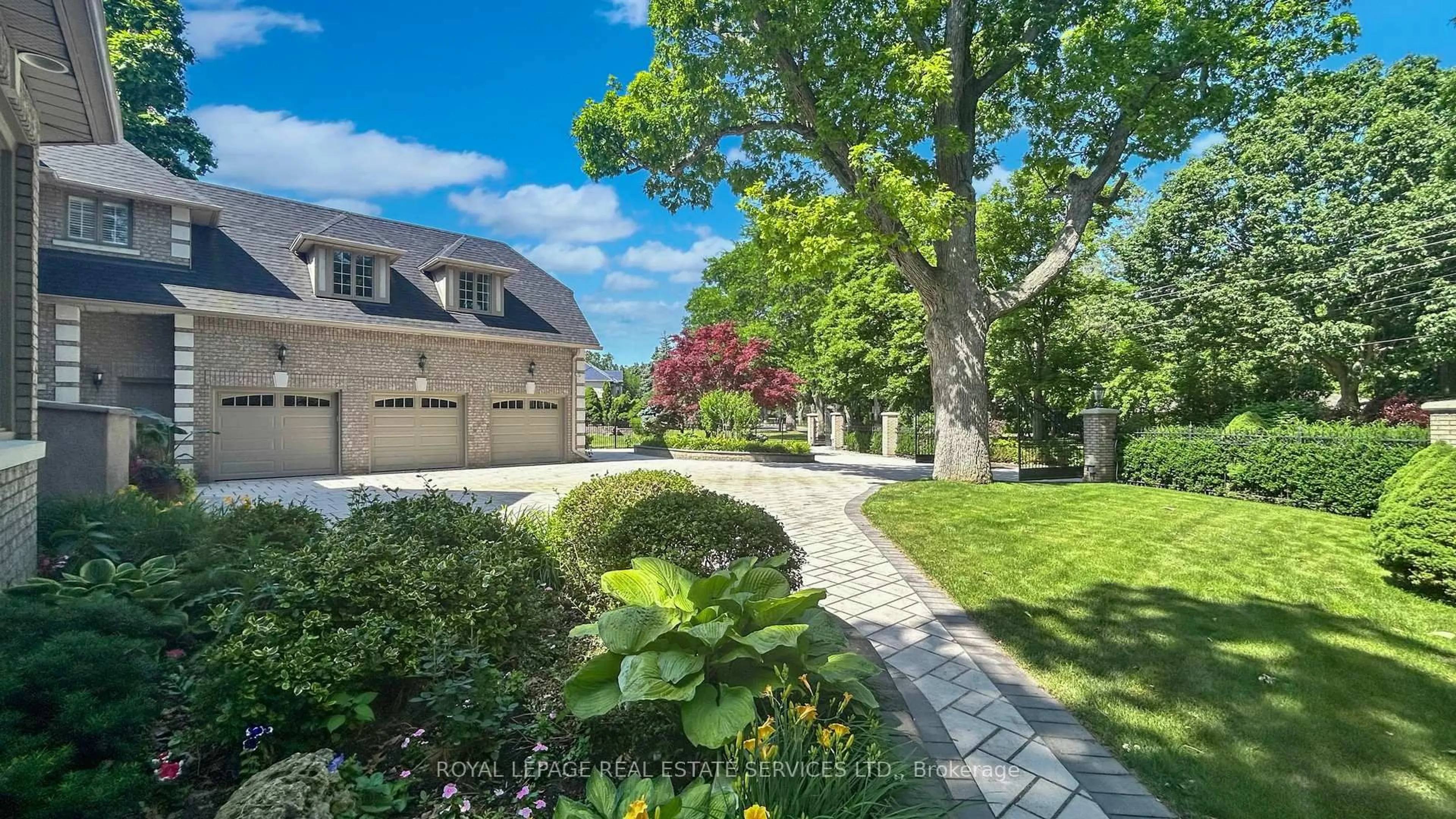 A pic from outside/outdoor area/front of a property/back of a property/a pic from drone, street for 2416 Mississauga Rd, Mississauga Ontario L5H 2L1