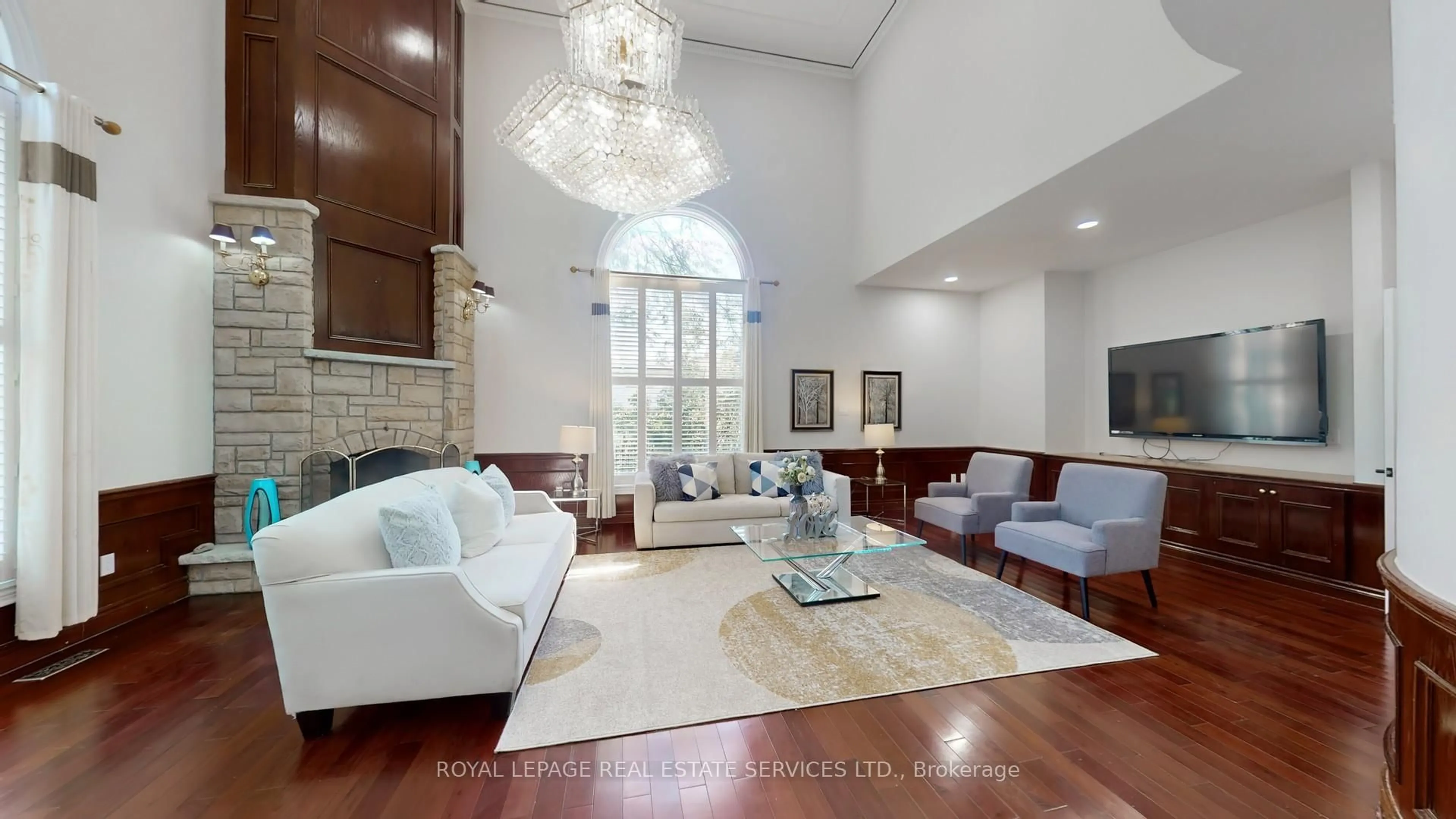 Living room with furniture, unknown for 2416 Mississauga Rd, Mississauga Ontario L5H 2L1