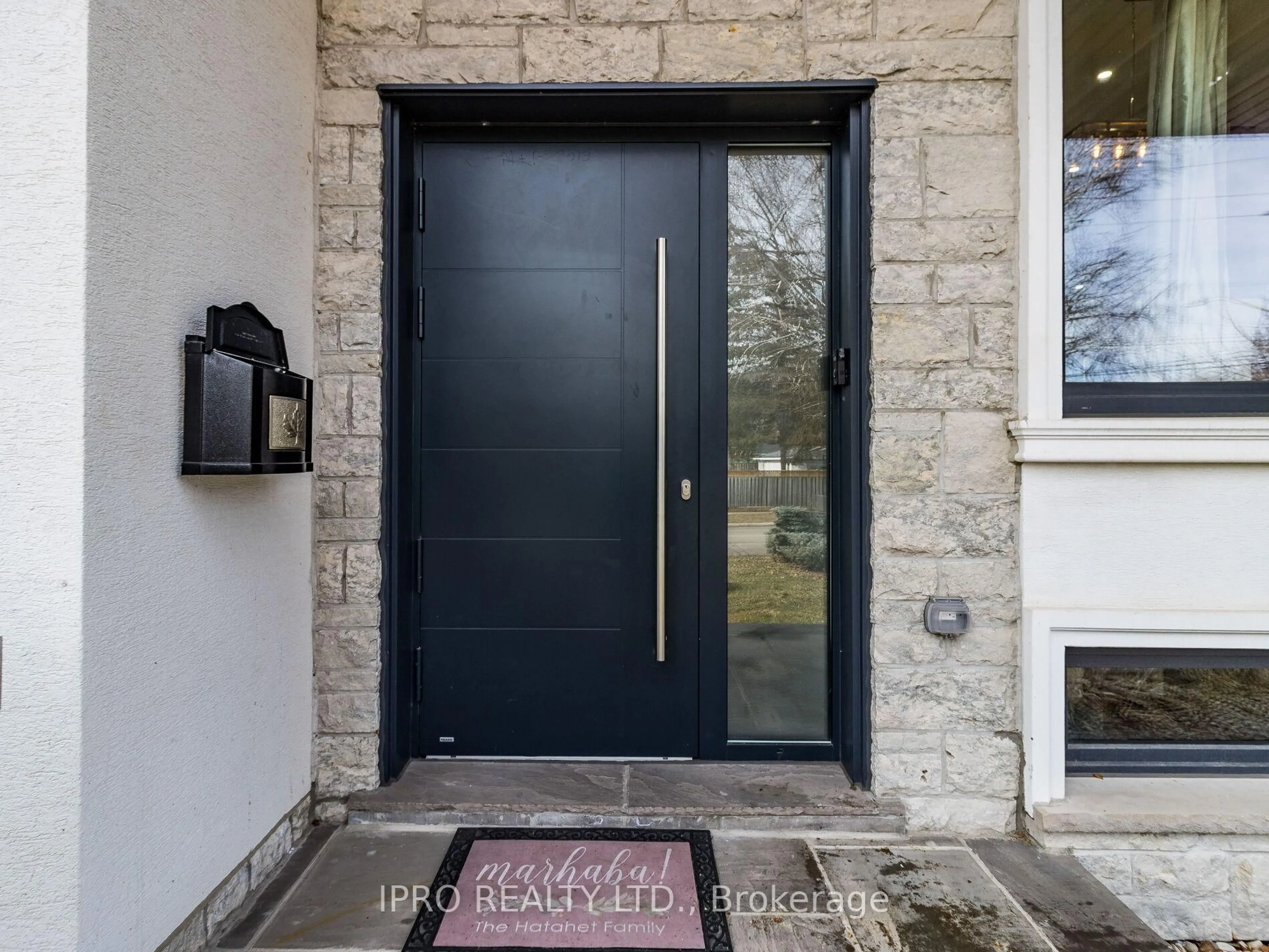 Indoor entryway for 568 DYNES Rd, Burlington Ontario L7N 2V2
