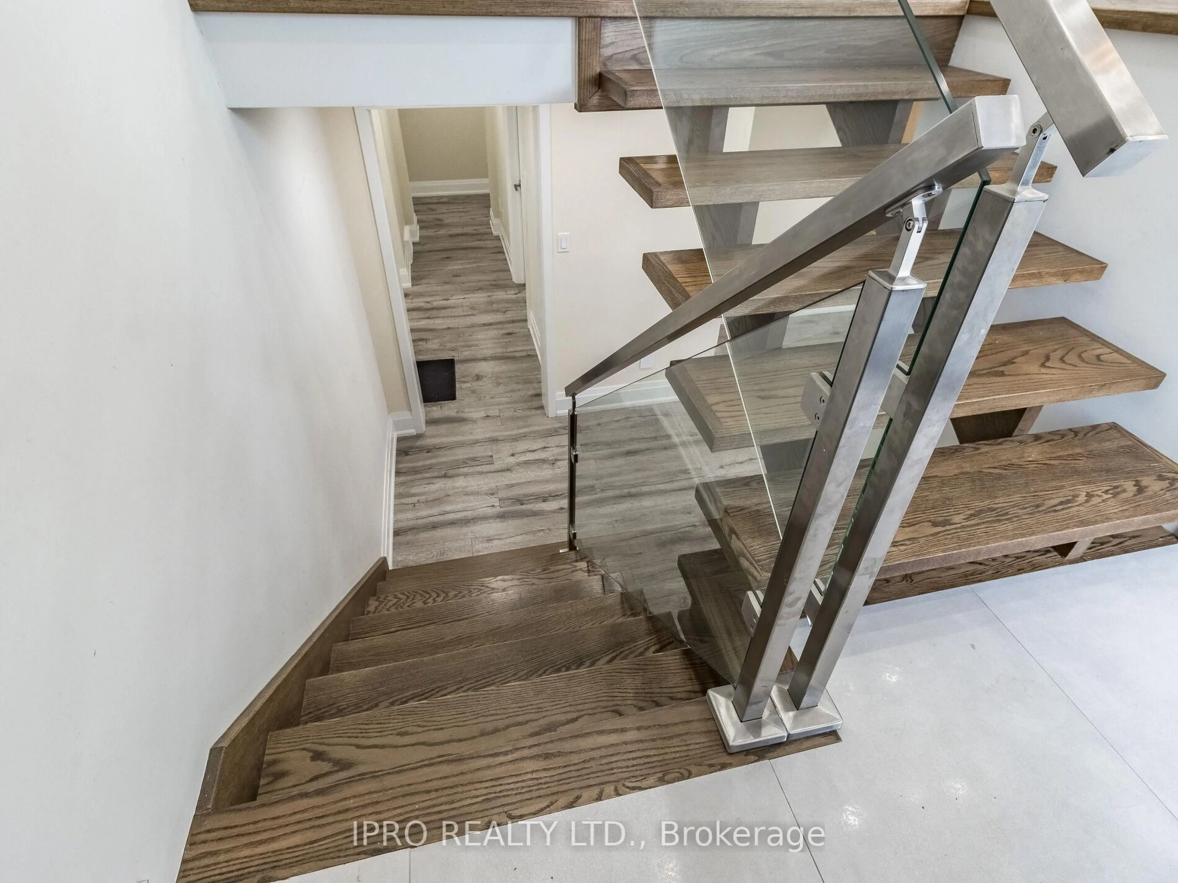 Stairs for 568 DYNES Rd, Burlington Ontario L7N 2V2
