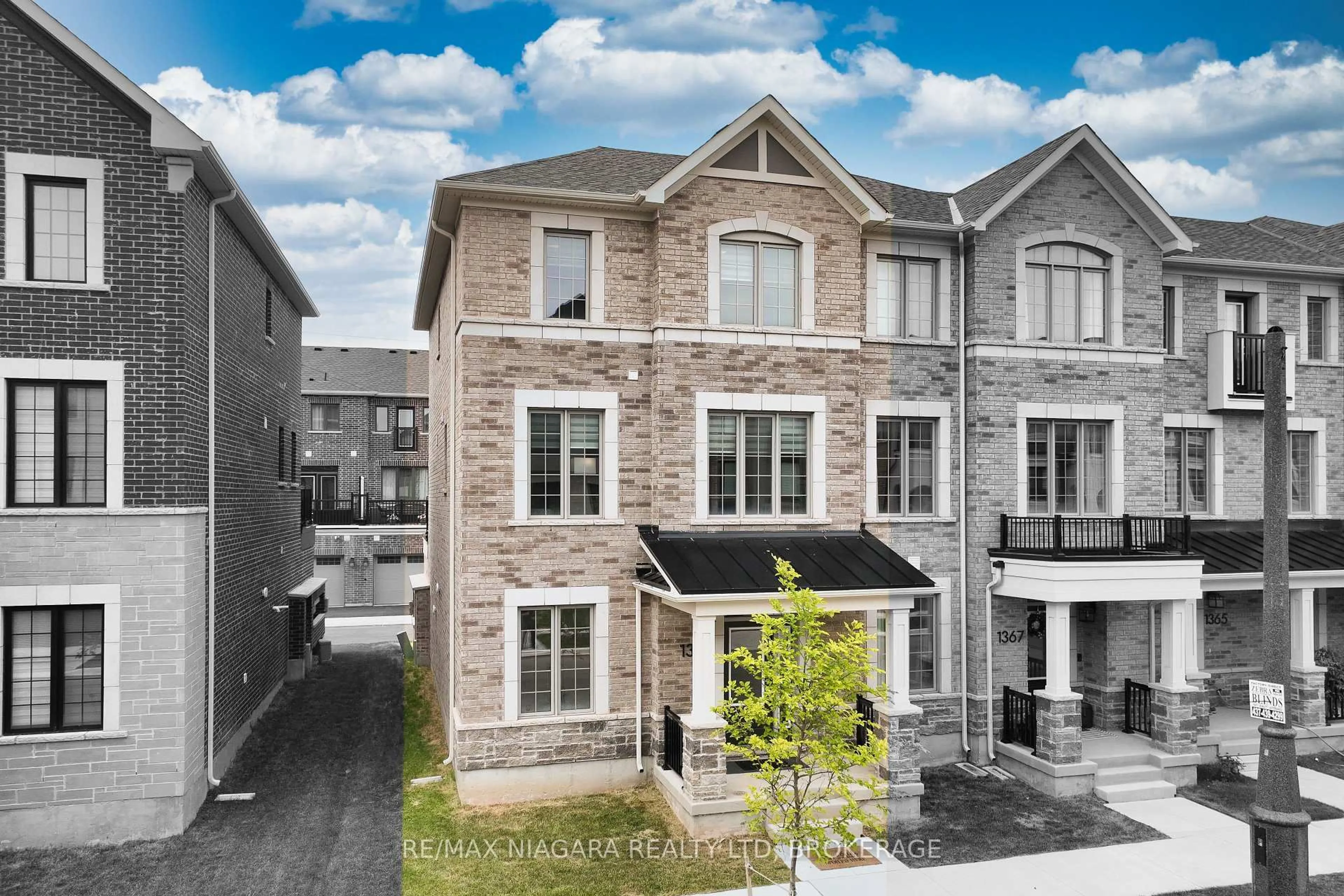 A pic from outside/outdoor area/front of a property/back of a property/a pic from drone, street for 1369 Kobzar Dr, Oakville Ontario L6M 5P2