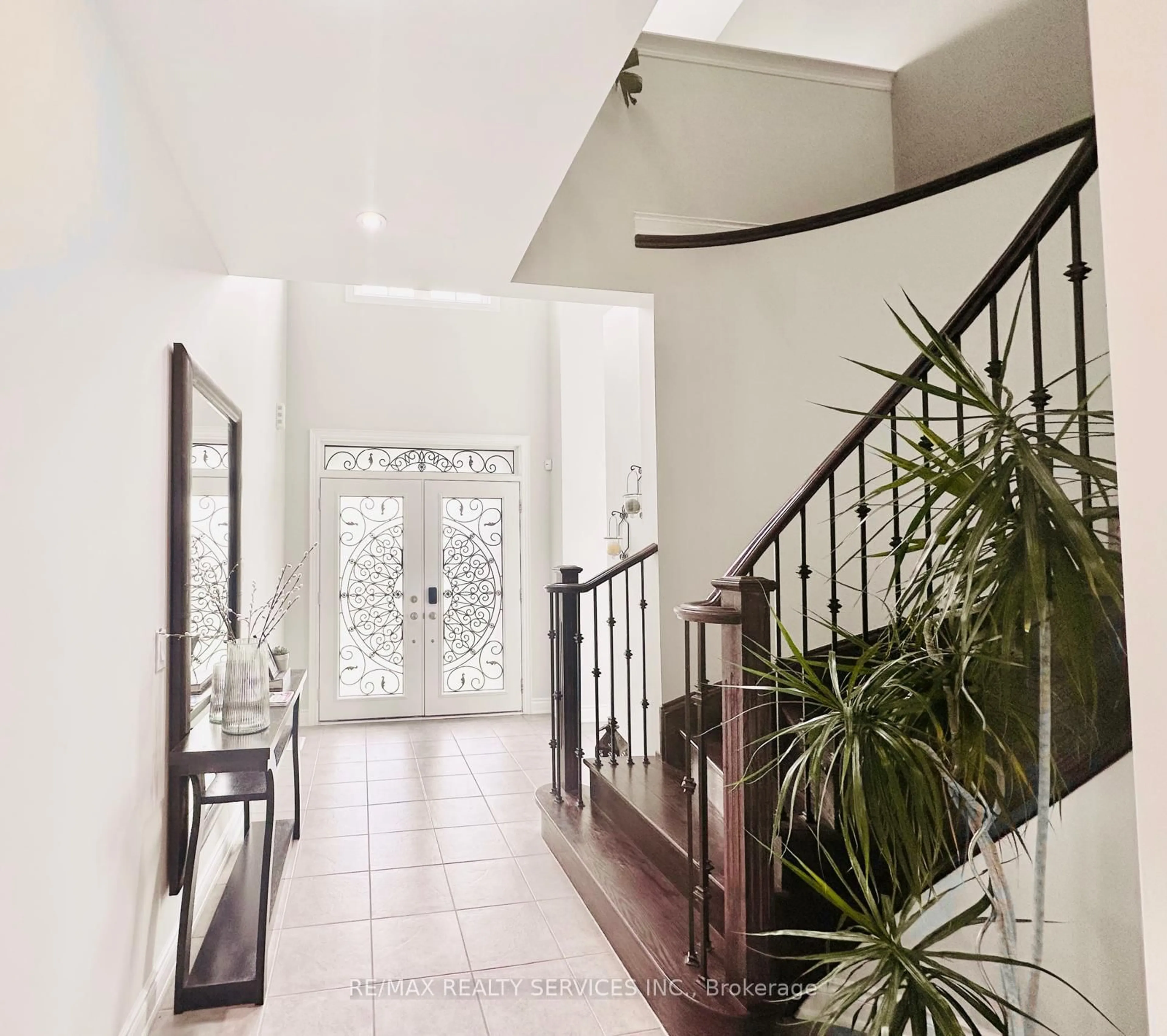 Indoor foyer for 93 Bear Run Rd, Brampton Ontario L6X 2Z9