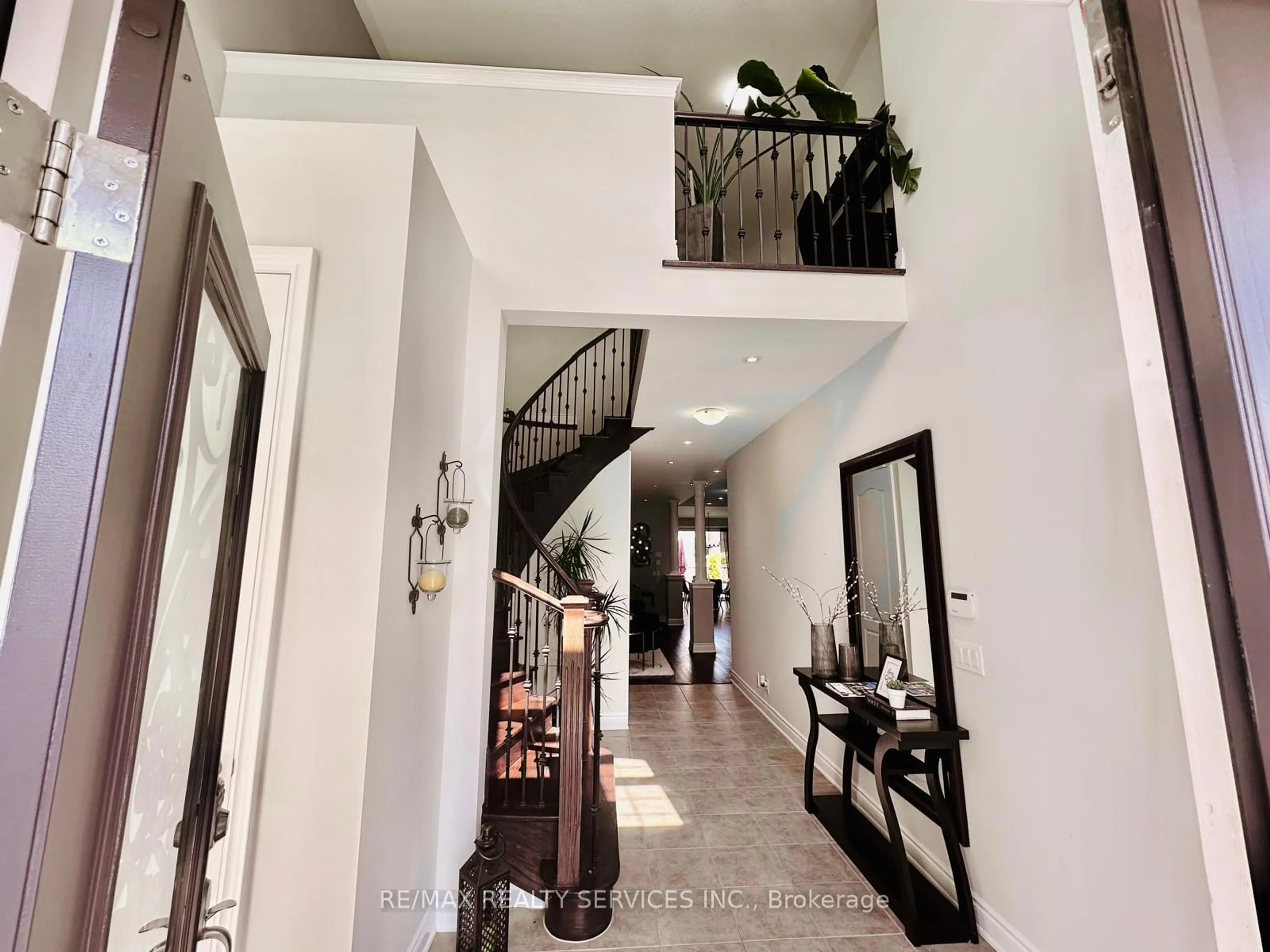 Indoor foyer for 93 Bear Run Rd, Brampton Ontario L6X 2Z9