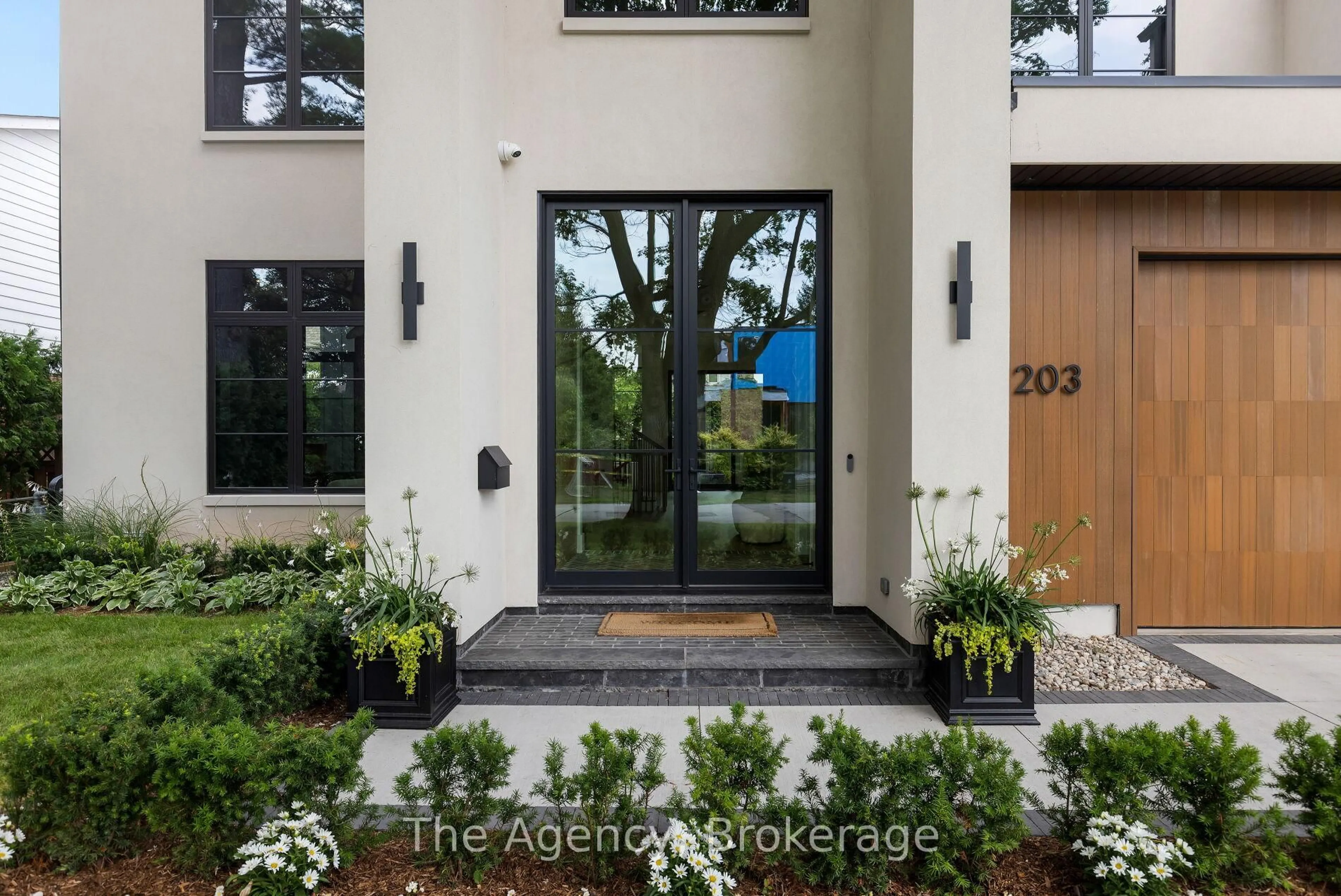 Indoor entryway for 203 Weybourne Rd, Oakville Ontario L6K 2T7
