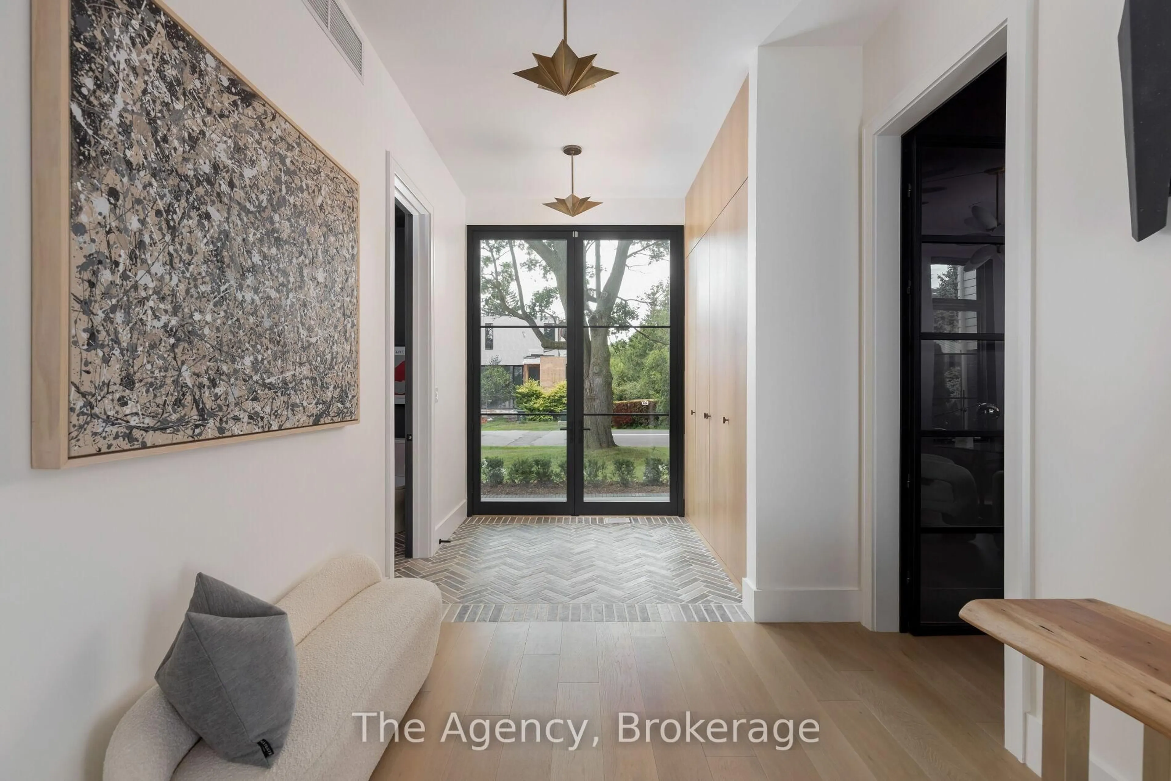 Indoor entryway for 203 Weybourne Rd, Oakville Ontario L6K 2T7