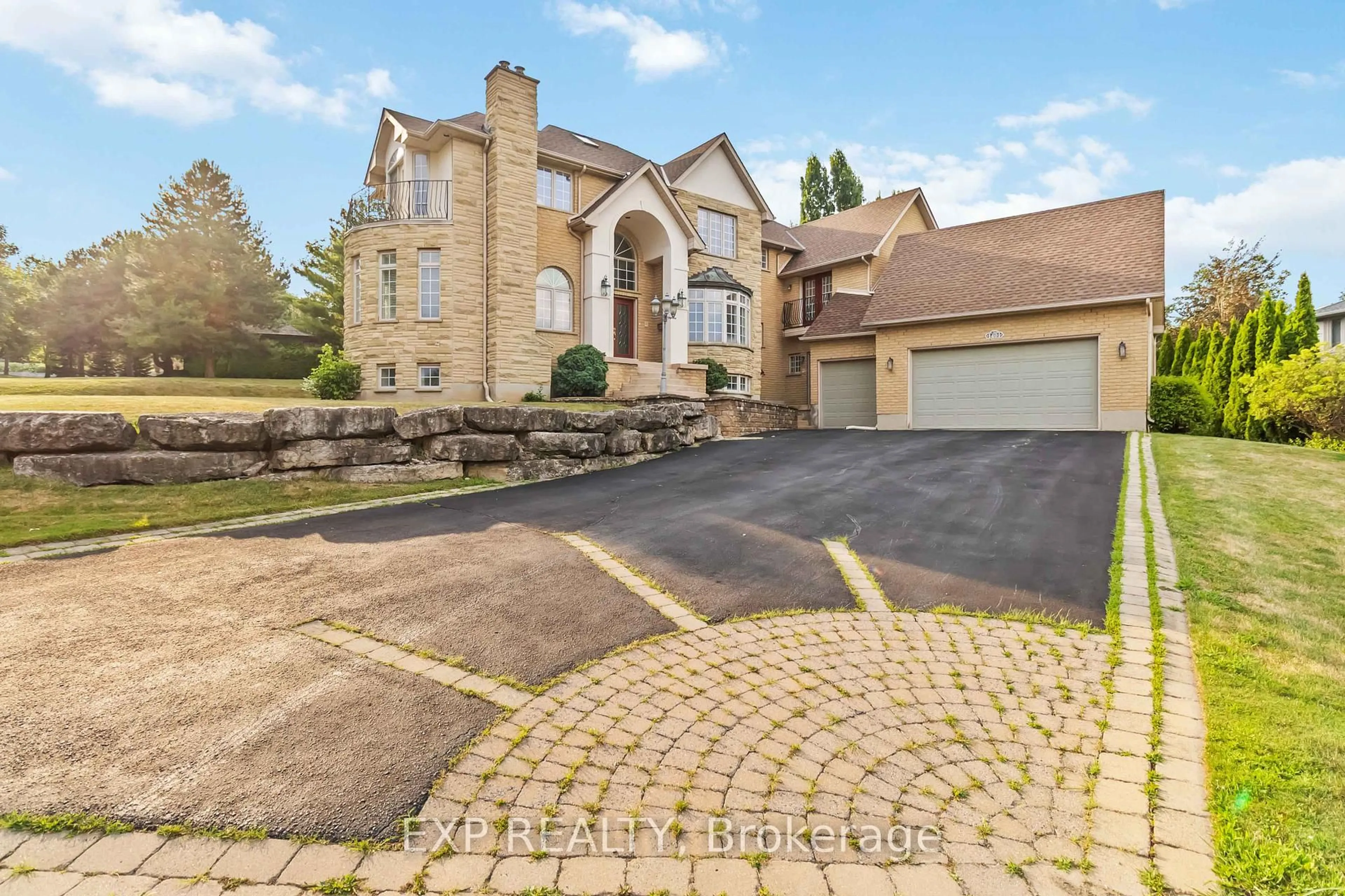A pic from outside/outdoor area/front of a property/back of a property/a pic from drone, street for 1401 Tamworth Crt, Burlington Ontario L7P 4V3