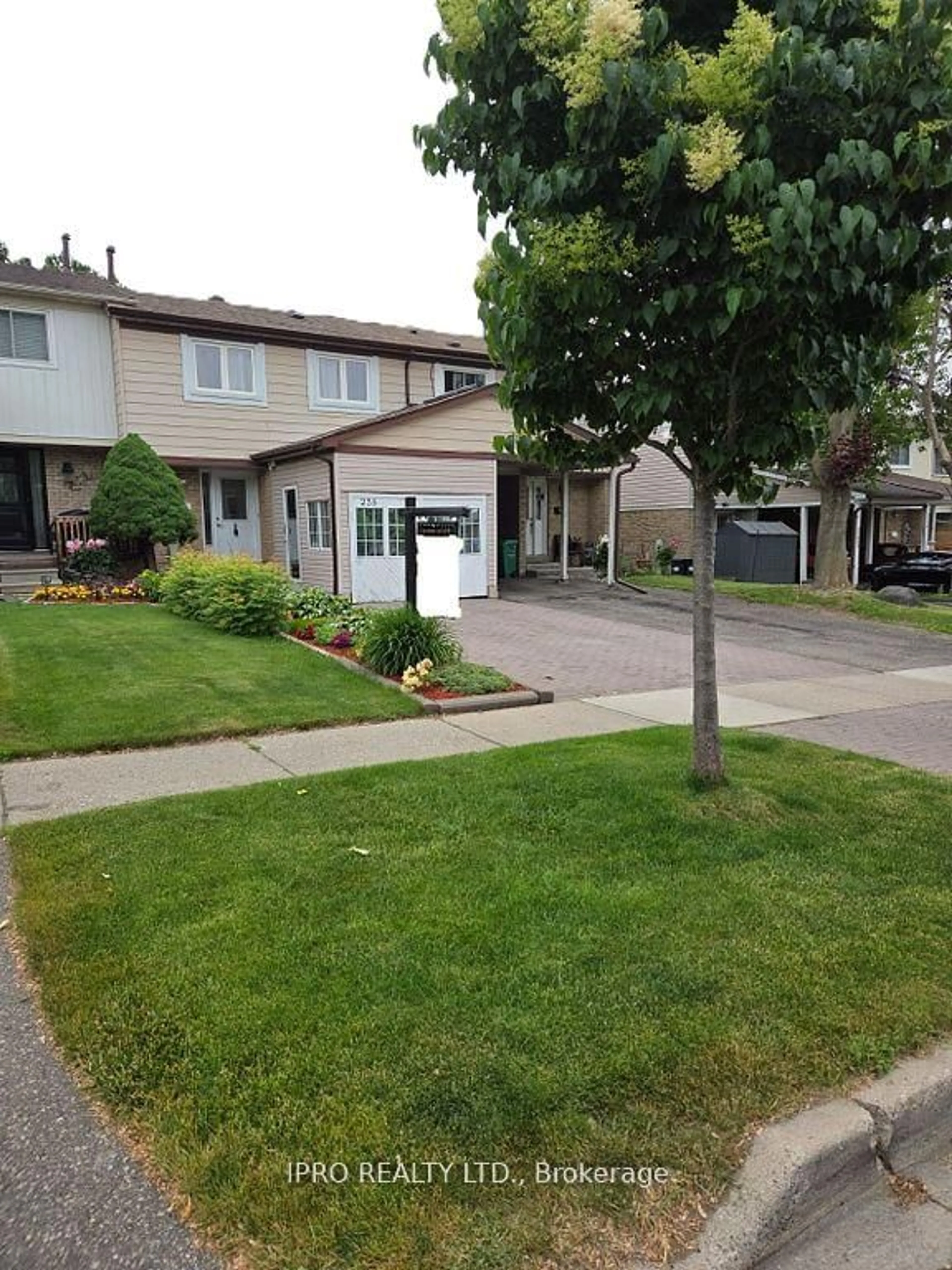 A pic from outside/outdoor area/front of a property/back of a property/a pic from drone, street for 238 Royal Salisbury Way, Brampton Ontario L6V 3H4
