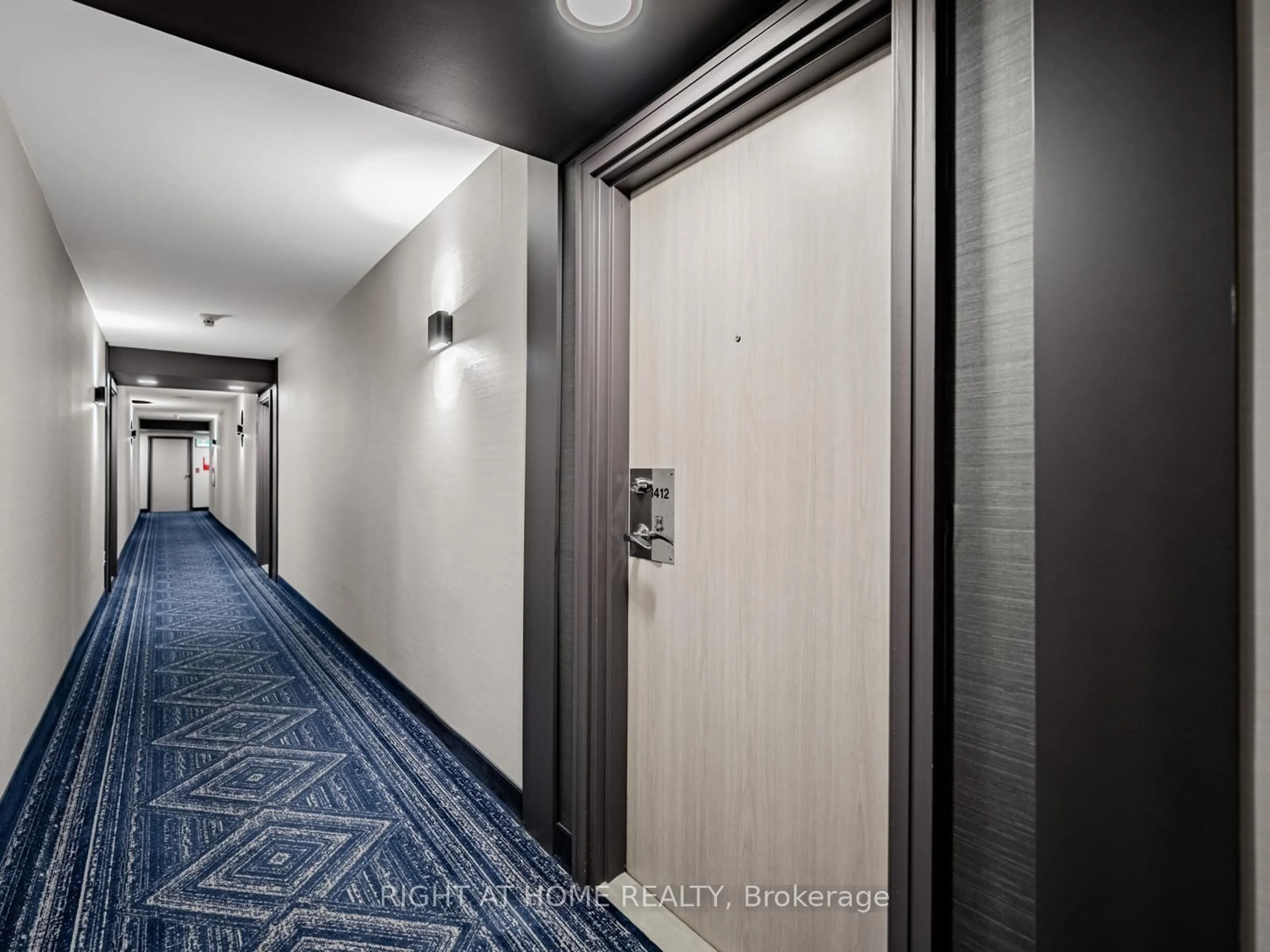 Indoor foyer for 335 Webb Dr #1412, Mississauga Ontario L5B 4A1