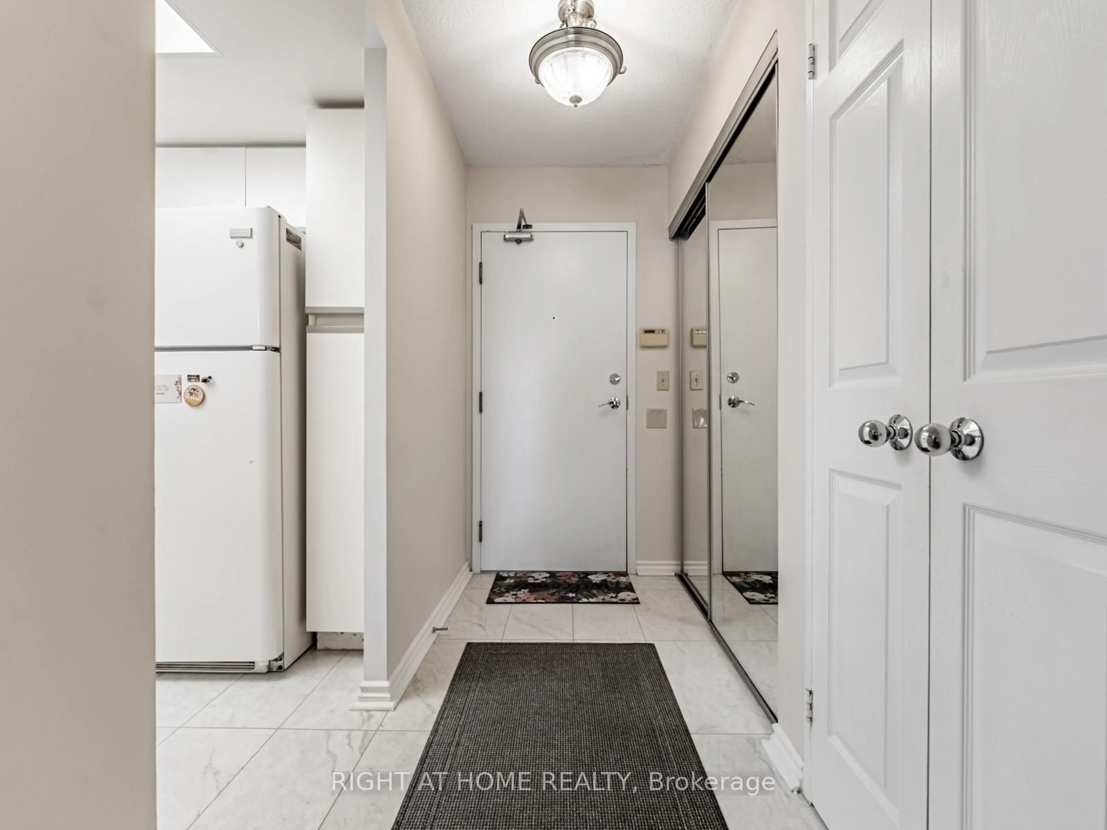 Indoor entryway for 335 Webb Dr #1412, Mississauga Ontario L5B 4A1