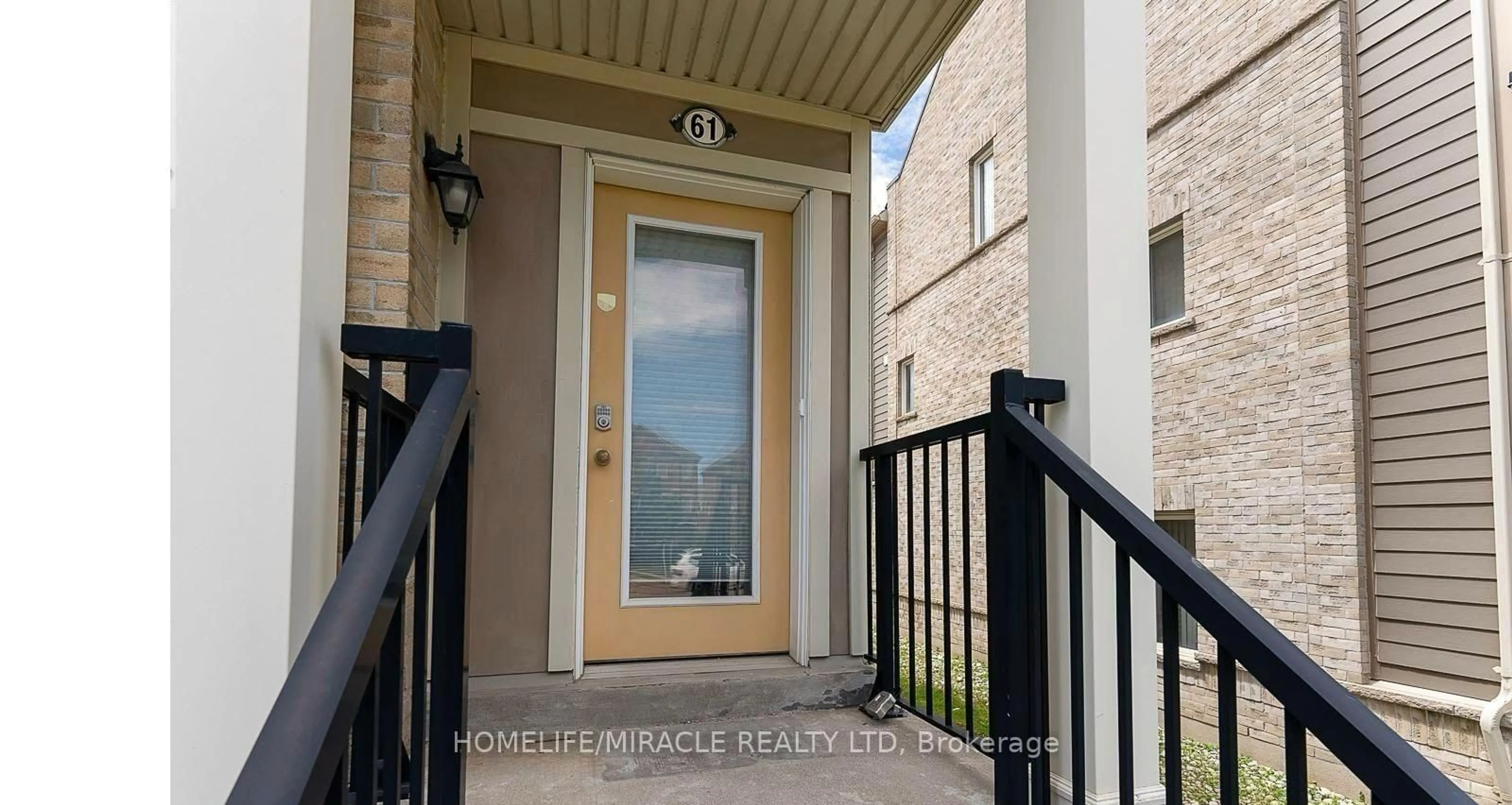 Indoor entryway for 60 Fairwood Circ #61, Brampton Ontario L6R 0Y6