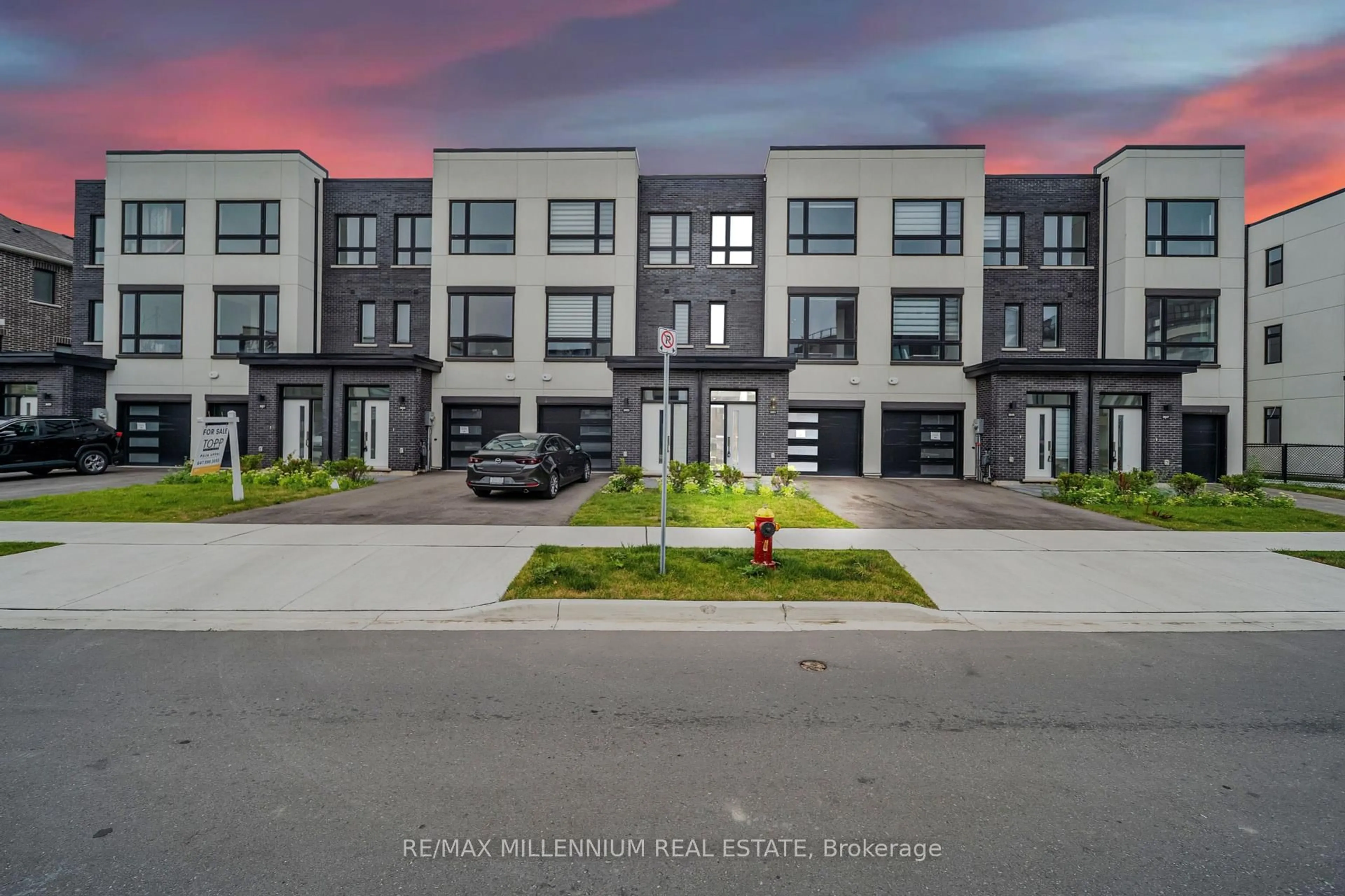 A pic from outside/outdoor area/front of a property/back of a property/a pic from drone, street for 3051 Trailside Dr, Oakville Ontario L6M 4M2