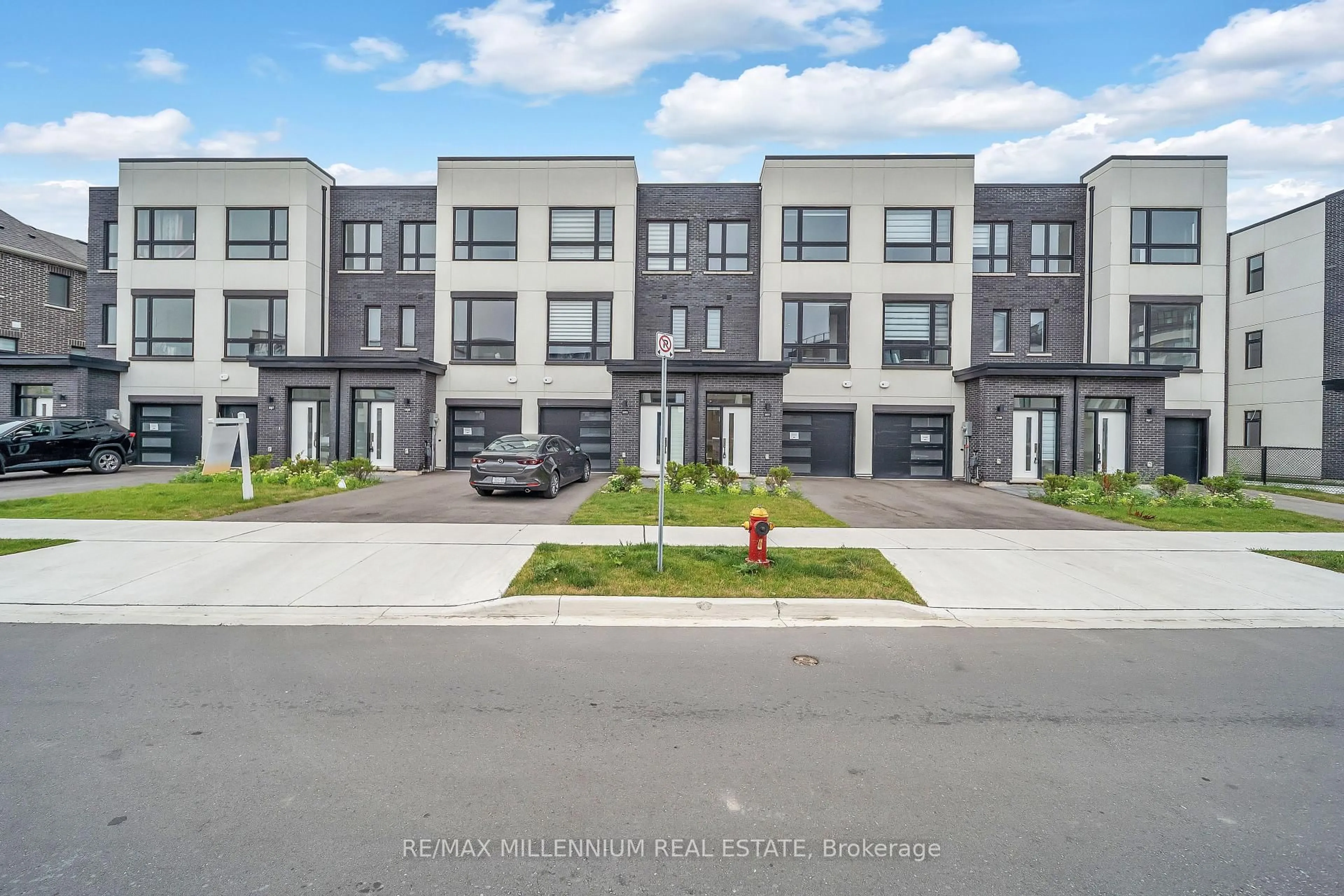 A pic from outside/outdoor area/front of a property/back of a property/a pic from drone, street for 3051 Trailside Dr, Oakville Ontario L6M 4M2