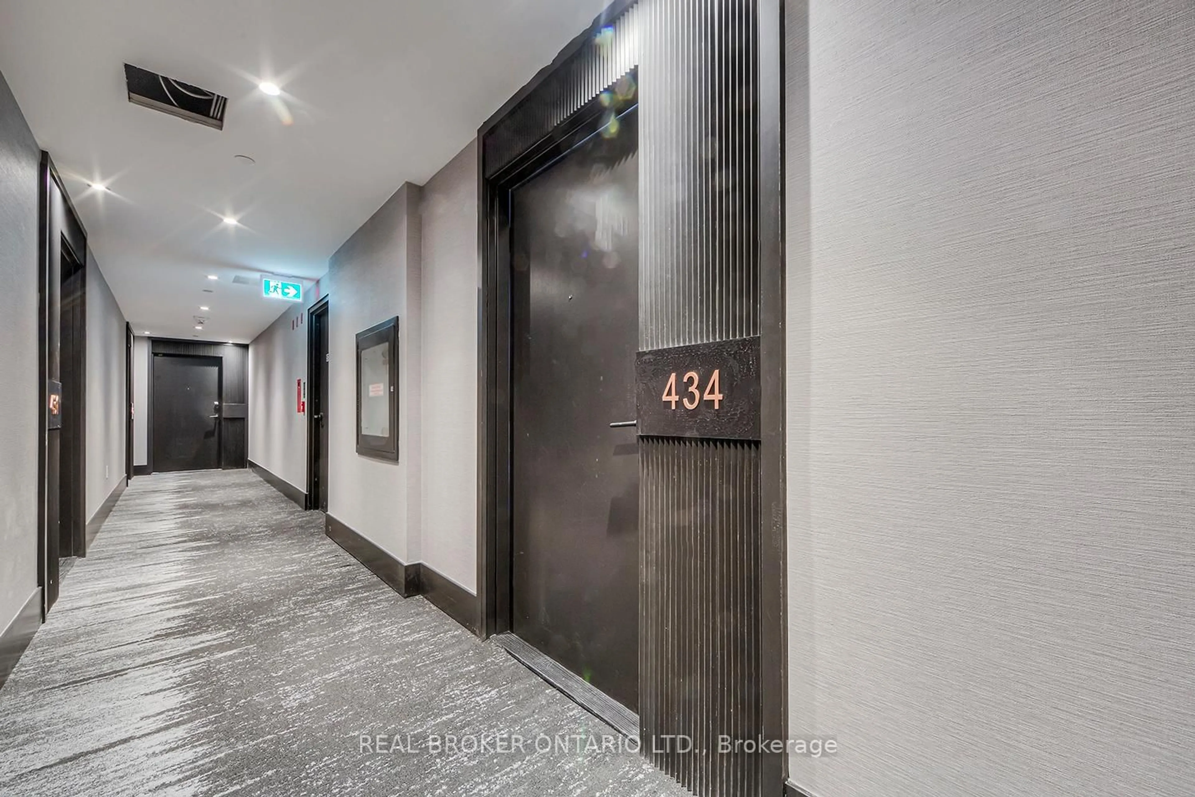 Indoor foyer for 2450 Old Bronte Rd #434, Oakville Ontario L6M 5P6