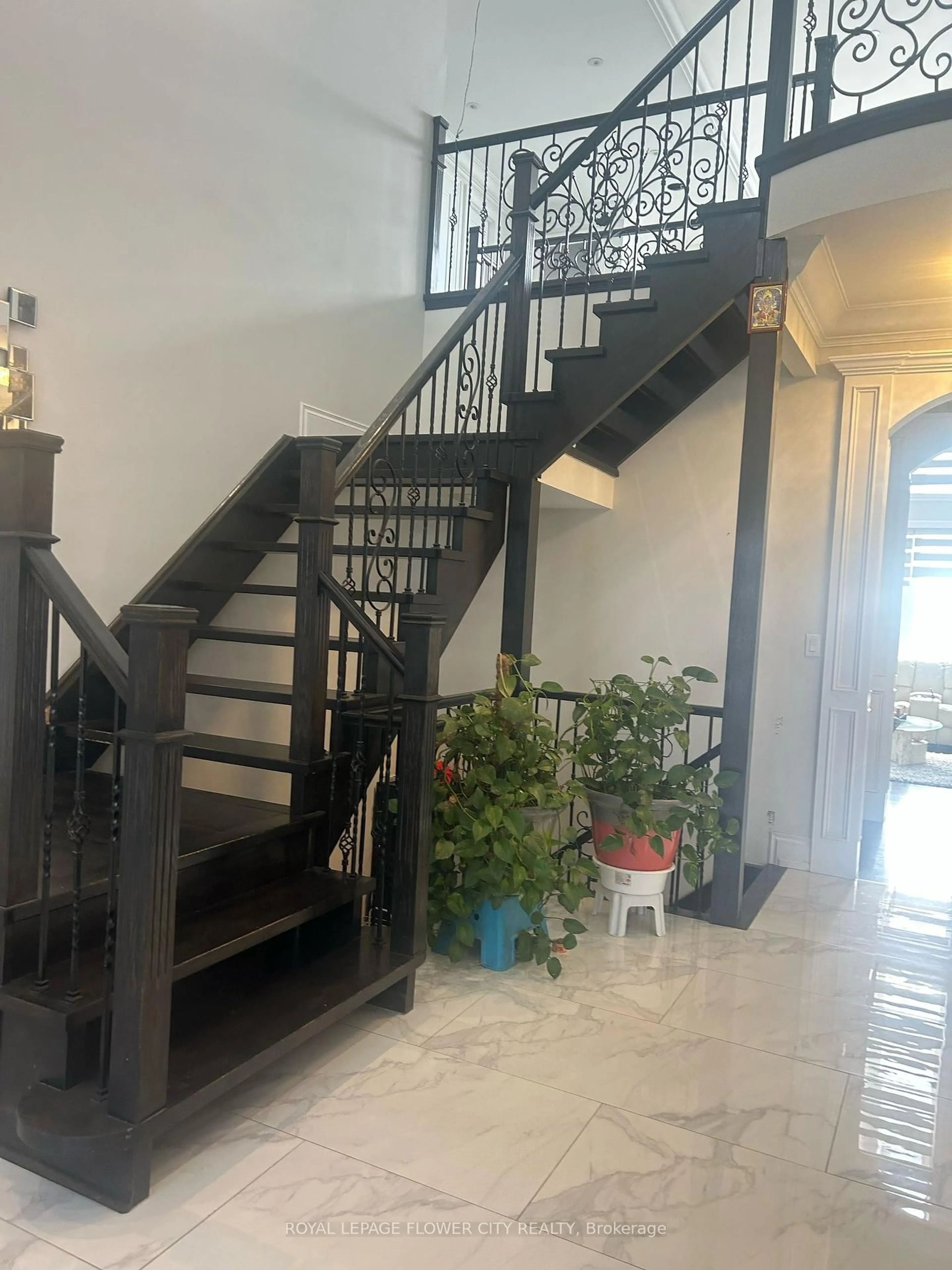 Indoor foyer for 18118 Heart Lake Rd, Caledon Ontario L7K 2A4