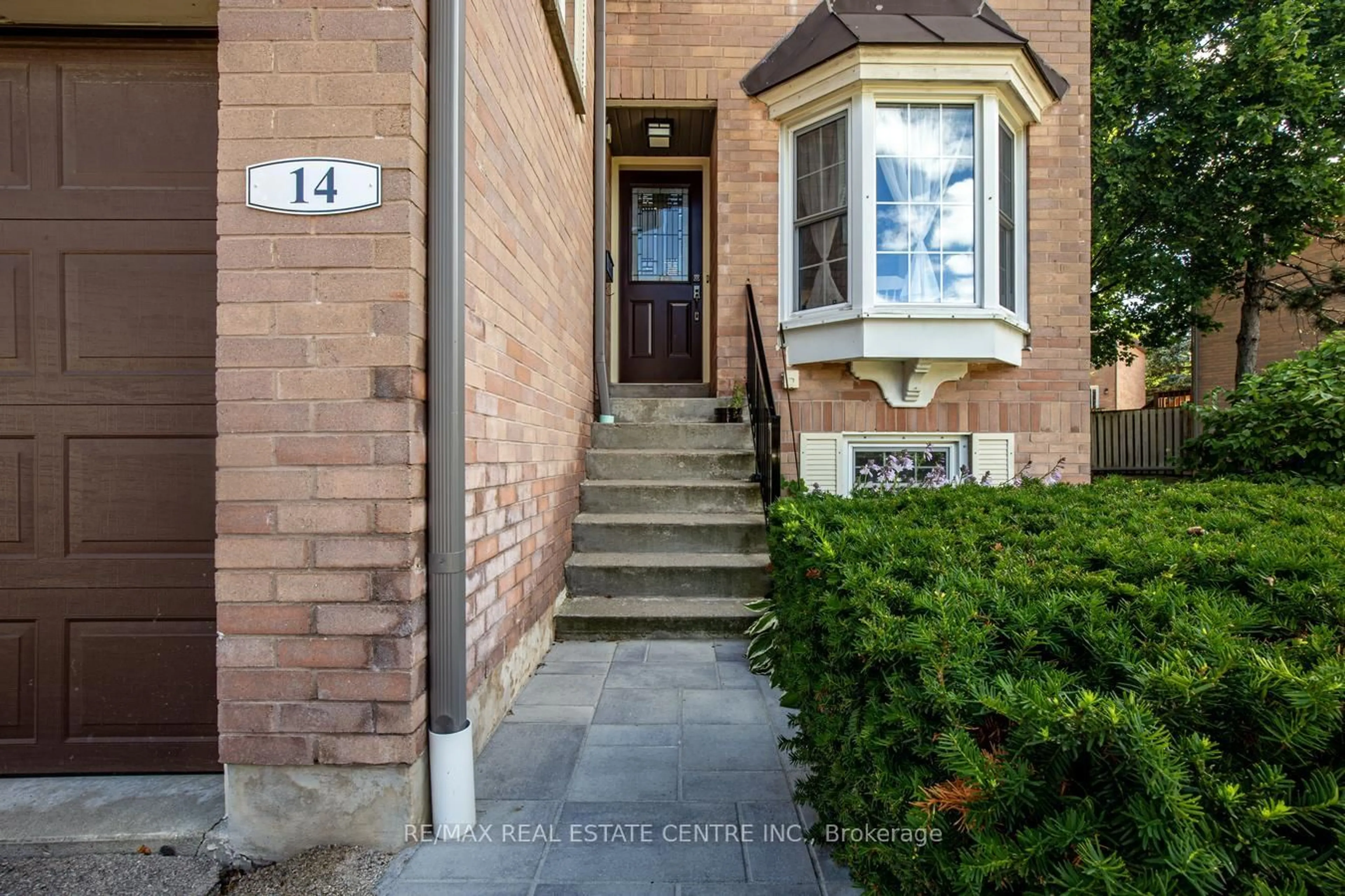 Indoor entryway for 2935 Headon Forest Dr #14, Burlington Ontario L7M 3Z7