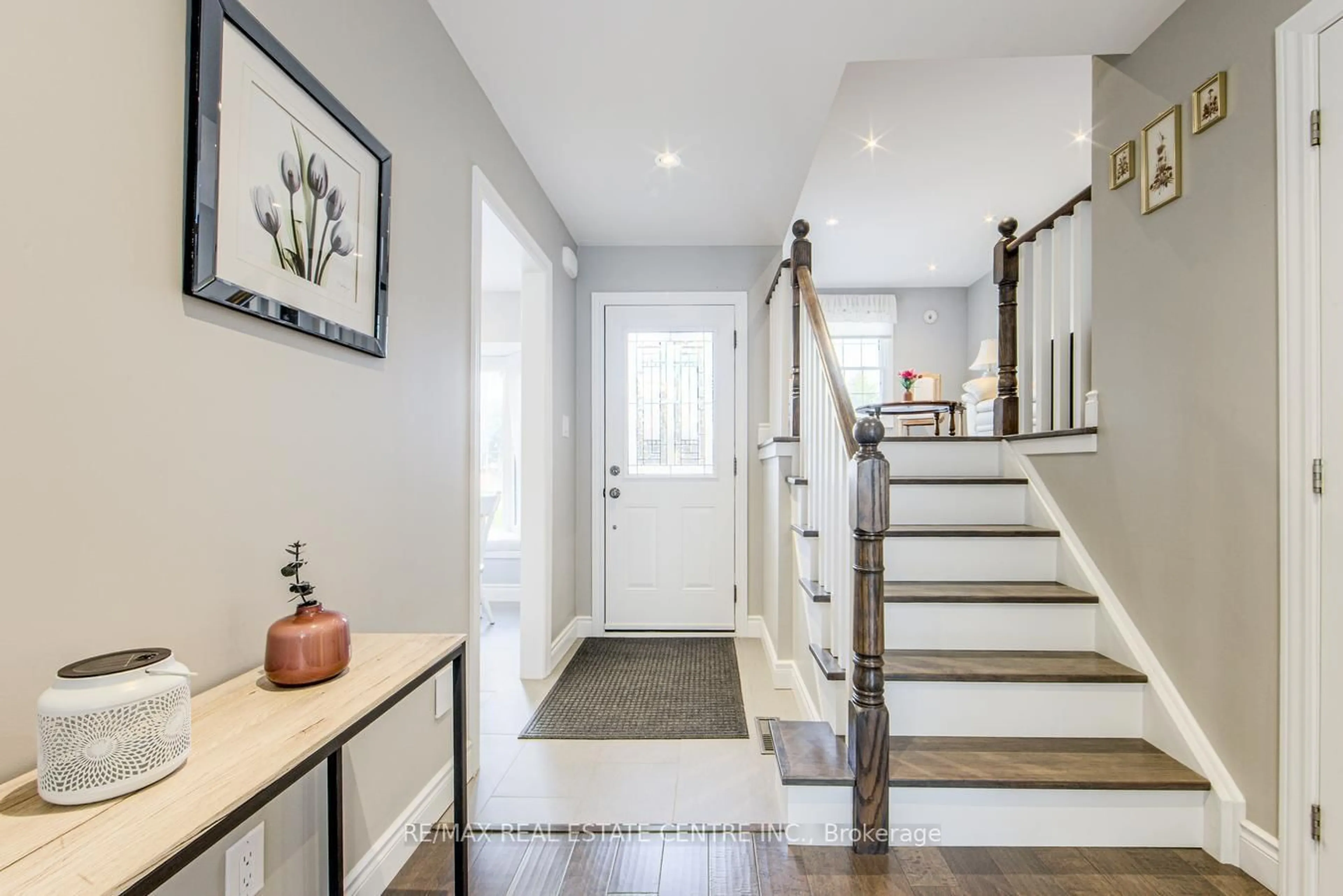 Indoor entryway for 2935 Headon Forest Dr #14, Burlington Ontario L7M 3Z7