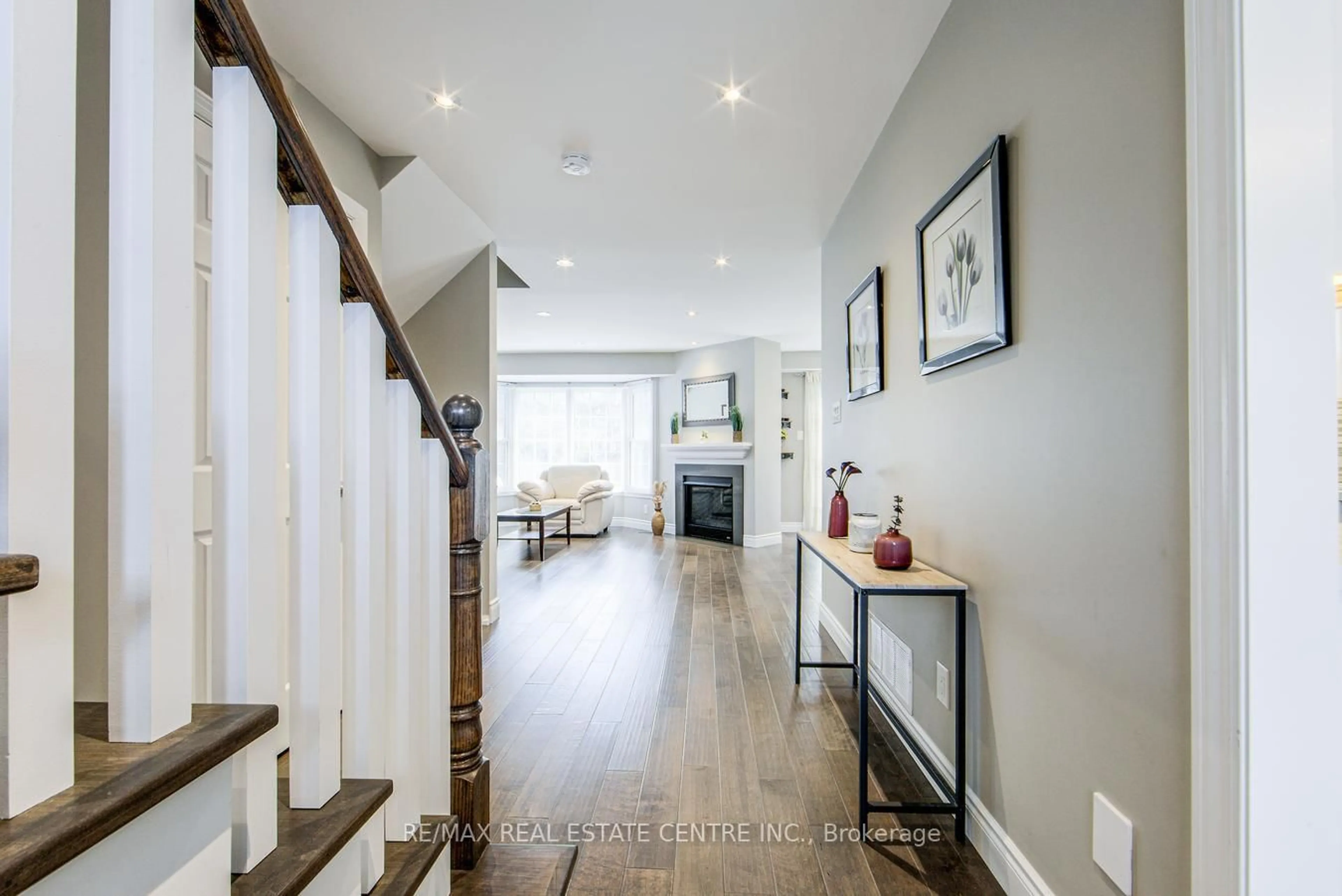 Indoor entryway for 2935 Headon Forest Dr #14, Burlington Ontario L7M 3Z7