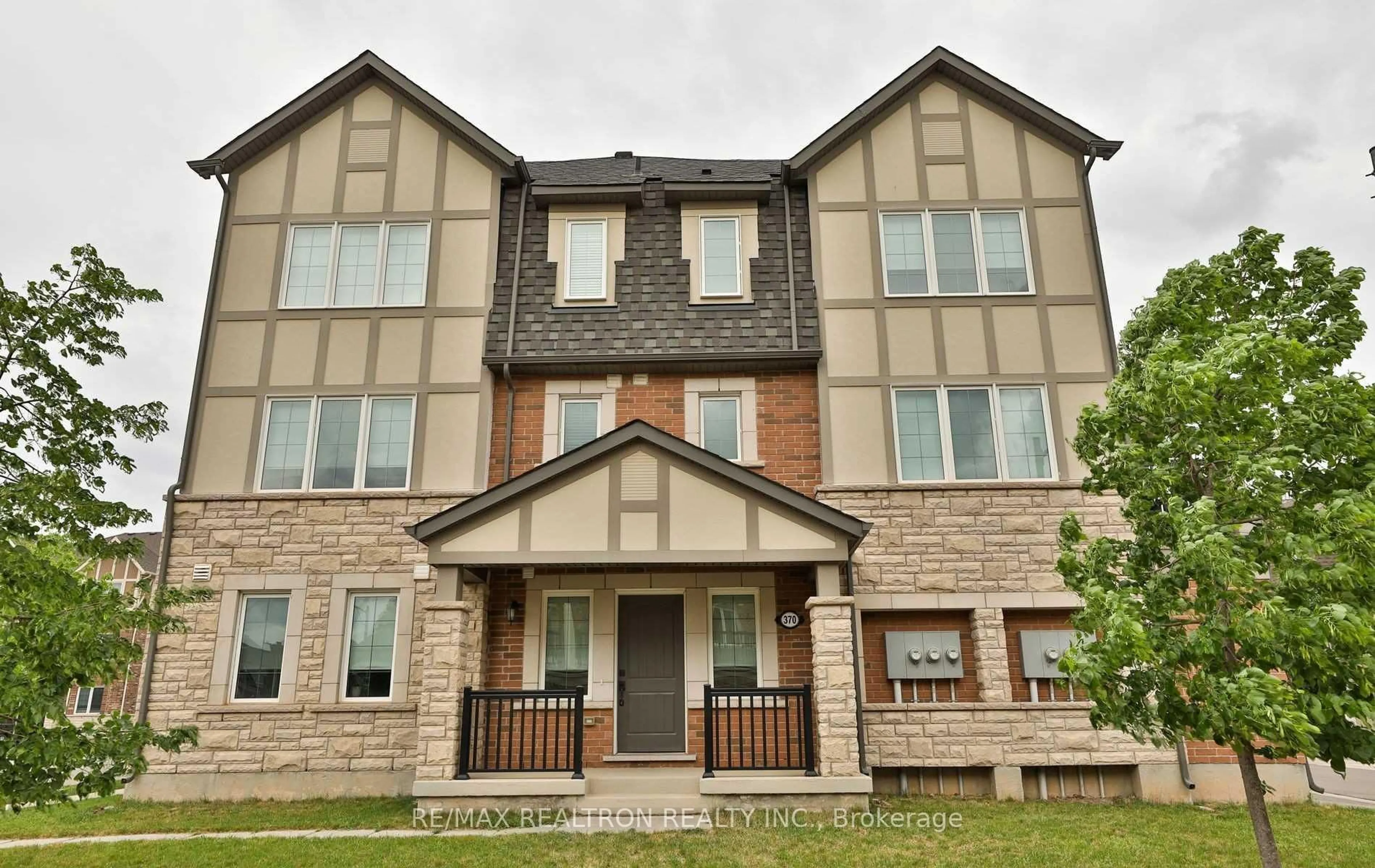 Home with brick exterior material, building for 370 Timberland Gate, Oakville Ontario L6M 0Y9