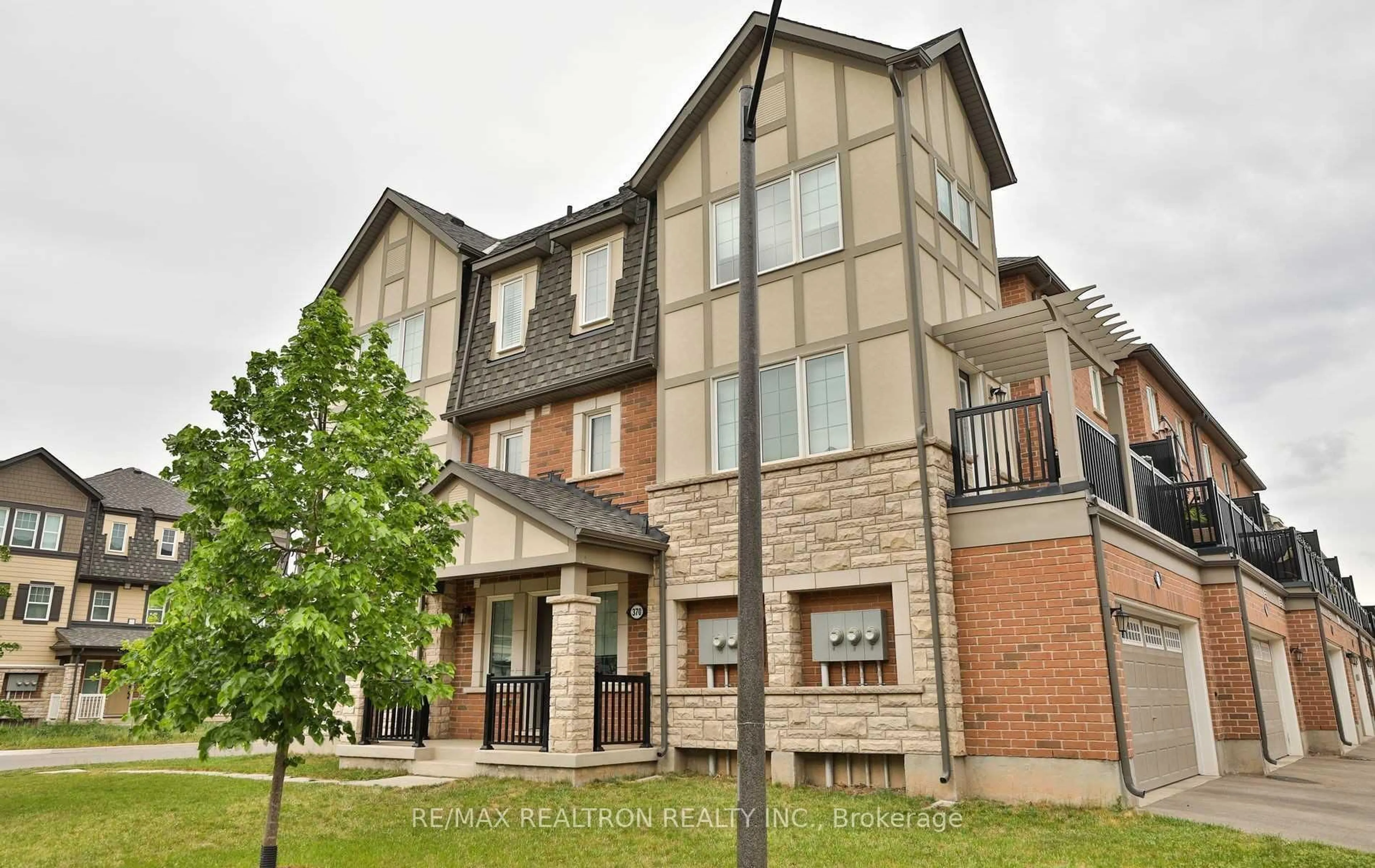 Home with brick exterior material, building for 370 Timberland Gate, Oakville Ontario L6M 0Y9