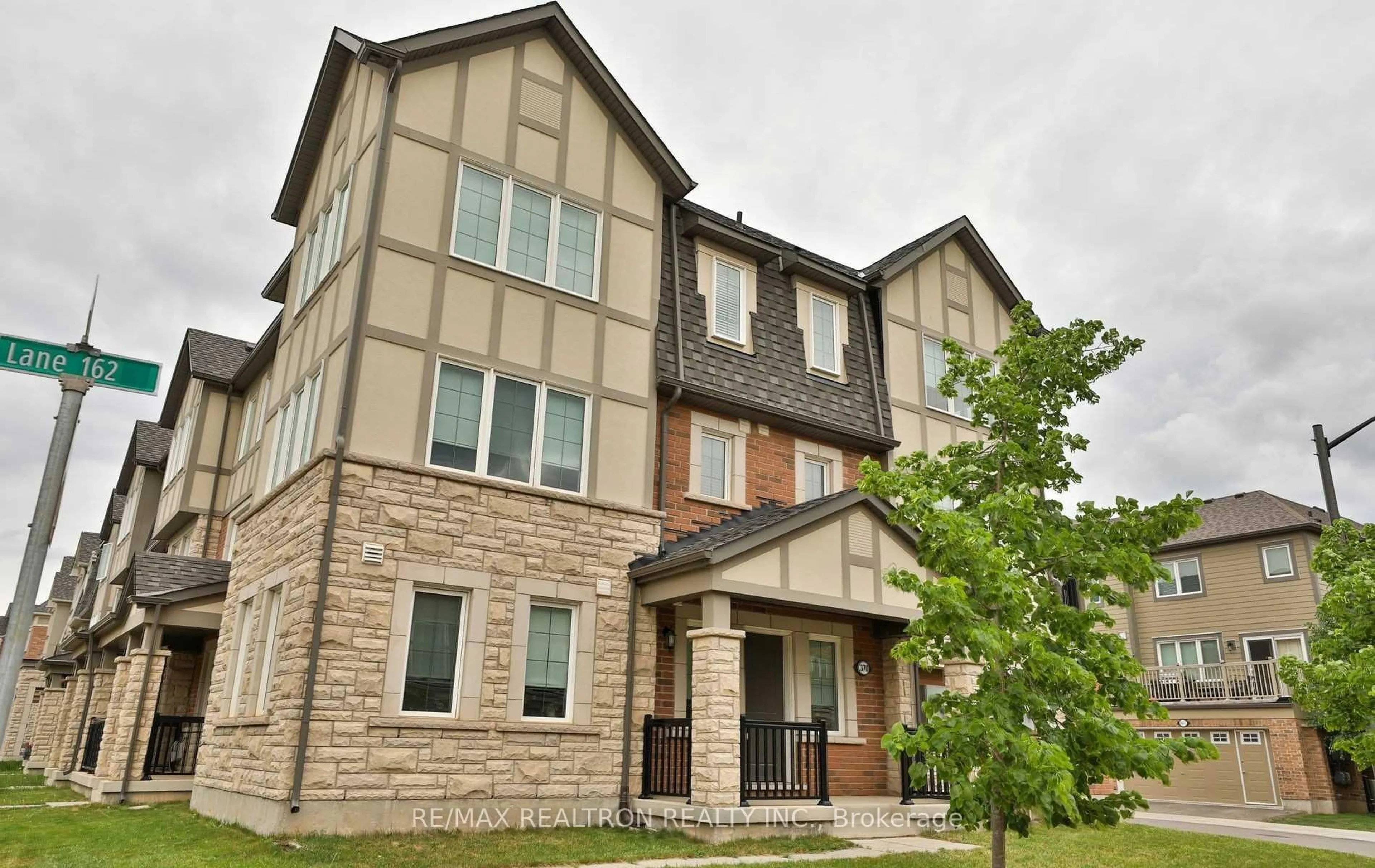 Home with brick exterior material, building for 370 Timberland Gate, Oakville Ontario L6M 0Y9